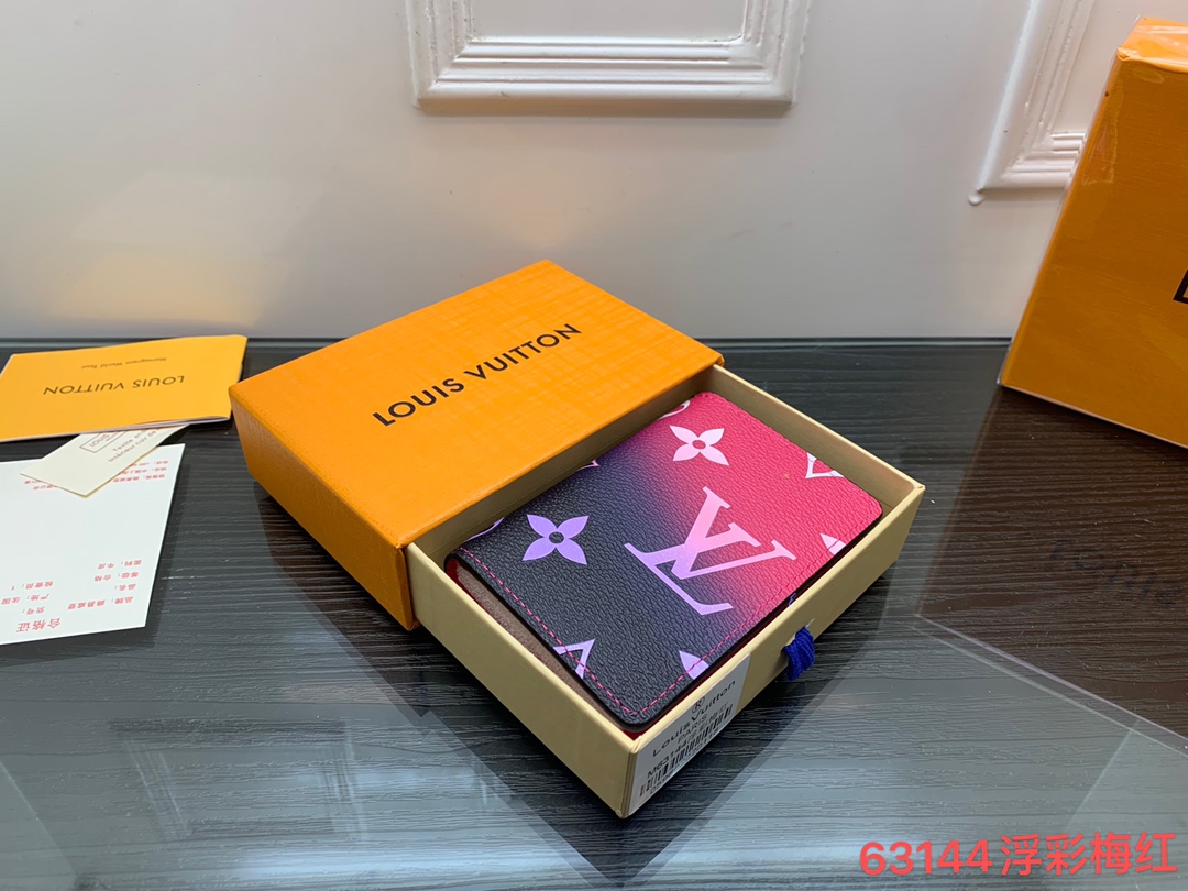 Elegant leather card wallet front view