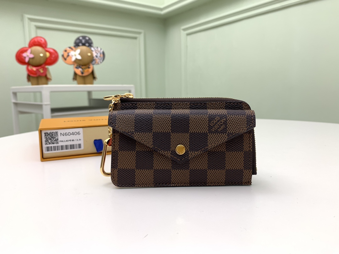 NO:671864,[Top original order] N60406 Brown Recto Verso card holder is made of classic Monogram canvas with neat leather trim. It opens with a wide L-shaped zipper to open the coin compartment. It is equipped with an envelope-style front pocket, a central pocket that can store folded banknotes and a rear card slot. It can also be fixed to a handbag or belt with a hook buckle. Size 13.0 x 9.5 x 2.5 cm., LV wallet, louis vuitton, versace, wallets19860909【顶级原单】N60406啡格红Recto Verso 卡夹为经典 Monogram 帆布勾勒利落皮革饰边,以 L 形宽拉链开启零钱隔层, 搭配信封式前袋、可收纳折叠钞票的中央口袋和后侧卡位,亦可利用钩扣固定于手袋或腰带.尺寸13.0 x 9.5 x 2.5 cm.,LV钱包,louis vuitton,versace,wallets,欧美剧