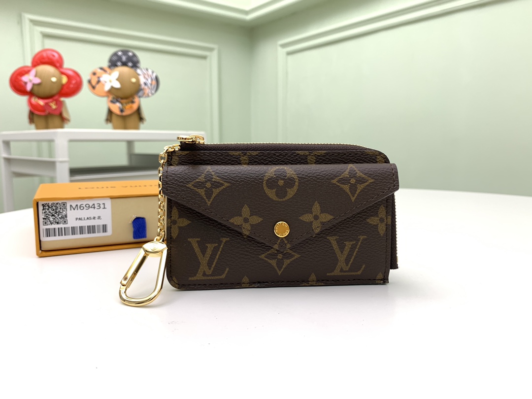 NO:671839,[Top original order] M69431 presbyopic Recto Verso card holder is made of classic Monogram canvas with neat leather trim. It opens the coin compartment with a wide L-shaped zipper. It is equipped with an envelope-style front pocket, a central pocket that can store folded banknotes and a rear card slot. It can also be fixed to a handbag or belt with a hook buckle. Size 13.0 x 9.5 x 2.5 cm., LV wallet, louis vuitton, versace, wallets19860909【顶级原单】M69431老花Recto Verso 卡夹为经典 Monogram 帆布勾勒利落皮革饰边,以 L 形宽拉链开启零钱隔层, 搭配信封式前袋、可收纳折叠钞票的中央口袋和后侧卡位,亦可利用钩扣固定于手袋或腰带.尺寸13.0 x 9.5 x 2.5 cm.,LV钱包,louis vuitton,versace,wallets,欧美剧