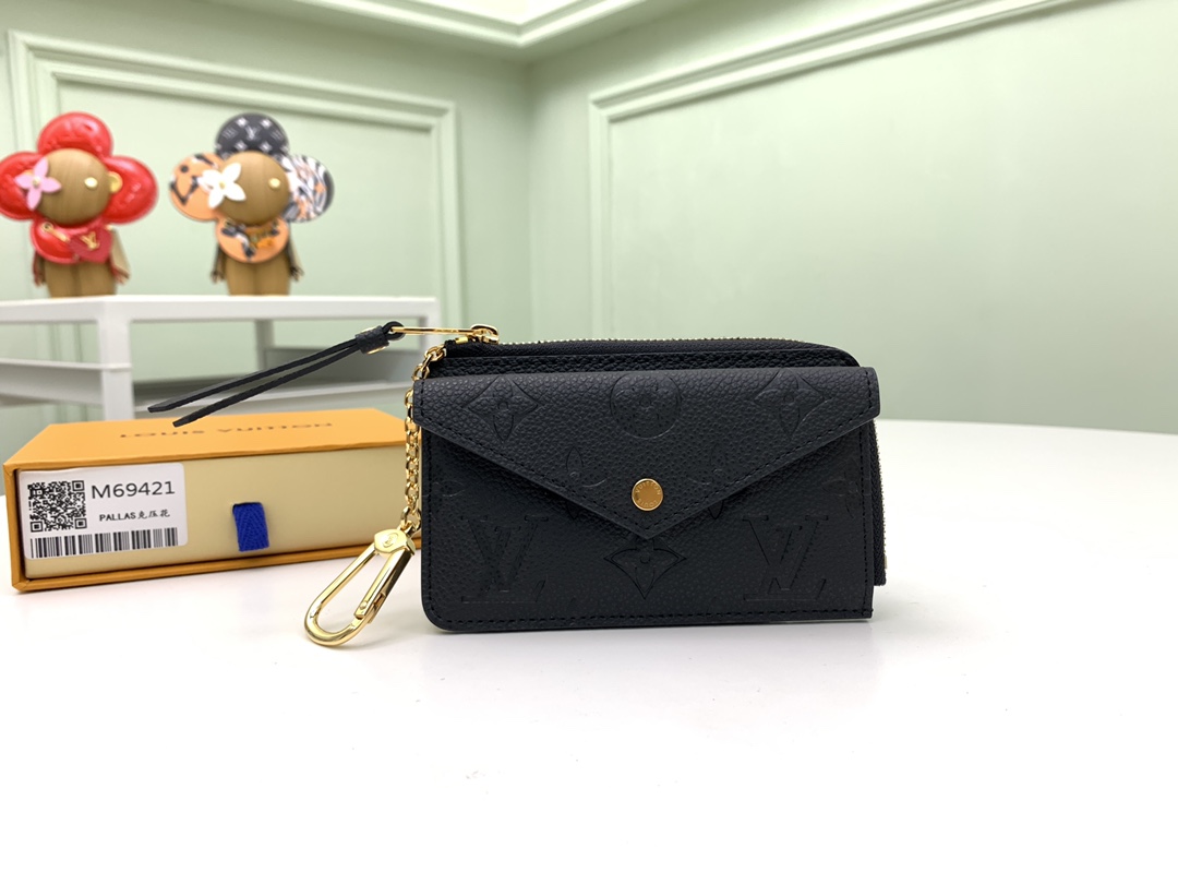 NO:671851,[Top Original] M69421 embossed black Recto Verso card holder is made of Monogram Empreinte leather. It opens with a wide L-shaped zipper to open the coin compartment. It also has a central pocket that can store folded banknotes, an envelope-style front pocket and a card compartment. It can also be fixed to a handbag or belt with a hook buckle. Dimensions: 13 x 9.5 x 2.5 cm., LV wallet, louis vuitton, versace, wallets19860909【顶级原单】M69421压花黑Recto Verso 卡夹取材 Monogram Empreinte 皮革,以 L 形宽拉链开启硬币隔层,另设可收纳折叠钞票的中央口袋、信封式前袋和卡片夹层,亦可利用钩扣固定于手袋或腰带.尺寸:13 x 9.5 x 2.5 厘米 .,LV钱包,louis vuitton,versace,wallets,欧美剧