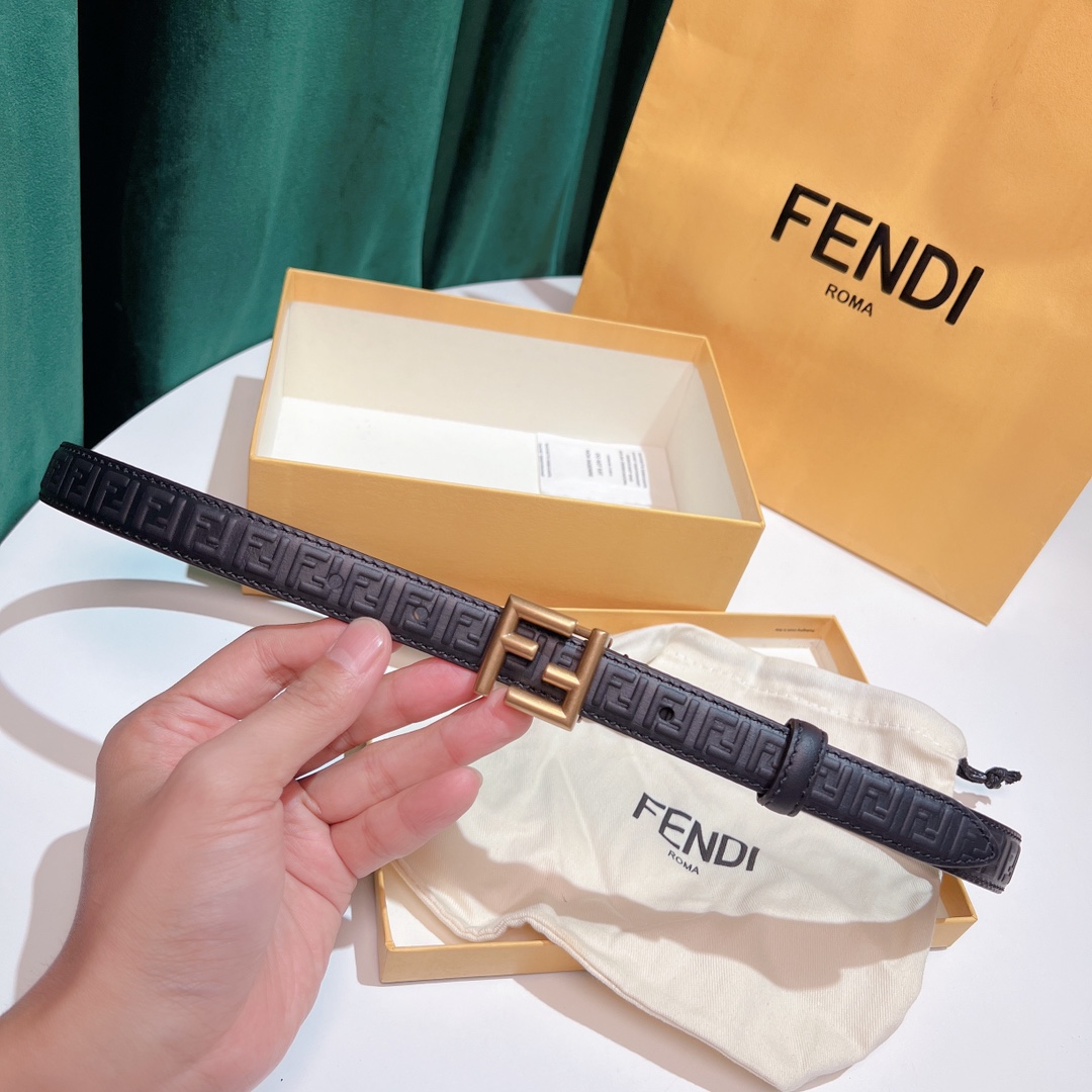 Fendi 五金做工精细 线条流畅 表面光滑 𝐙𝐏电镀工艺 香港通关【𝐇𝐀𝐀𝐒】 进口皮料