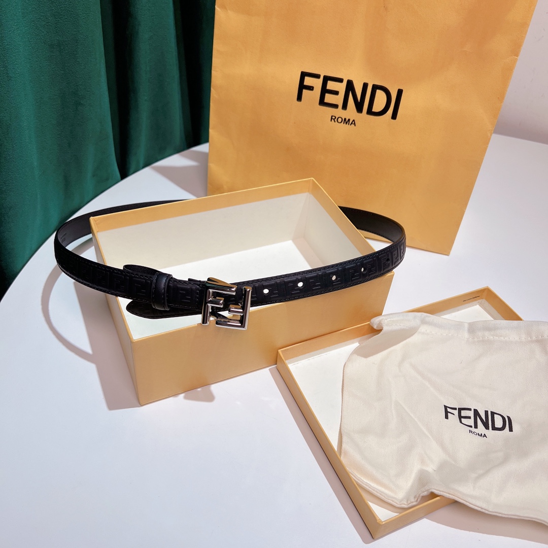 Fendi 五金做工精细 线条流畅 表面光滑 𝐙𝐏电镀工艺 香港通关【𝐇𝐀𝐀𝐒】 进口皮料
