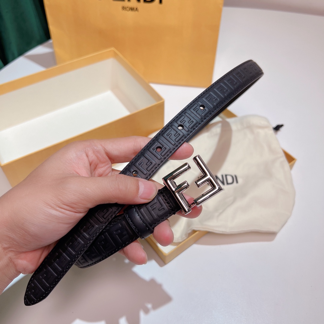 Fendi 五金做工精细 线条流畅 表面光滑 𝐙𝐏电镀工艺 香港通关【𝐇𝐀𝐀𝐒】 进口皮料