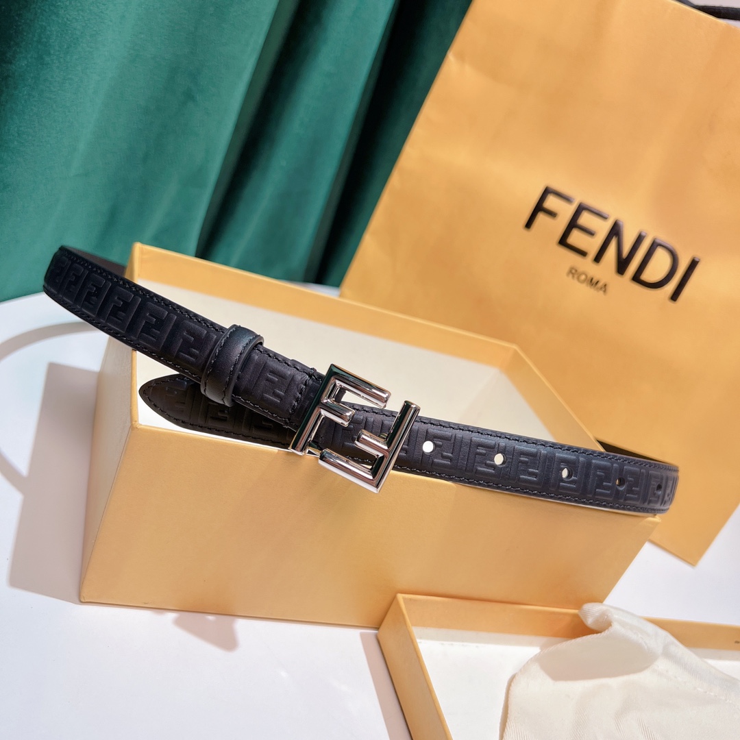 Fendi 五金做工精细 线条流畅 表面光滑 𝐙𝐏电镀工艺 香港通关【𝐇𝐀𝐀𝐒】 进口皮料