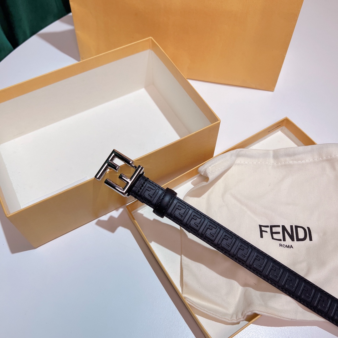 Fendi 五金做工精细 线条流畅 表面光滑 𝐙𝐏电镀工艺 香港通关【𝐇𝐀𝐀𝐒】 进口皮料