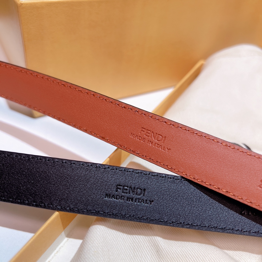 Fendi 五金做工精细 线条流畅 表面光滑 𝐙𝐏电镀工艺 香港通关【𝐇𝐀𝐀𝐒】 进口皮料
