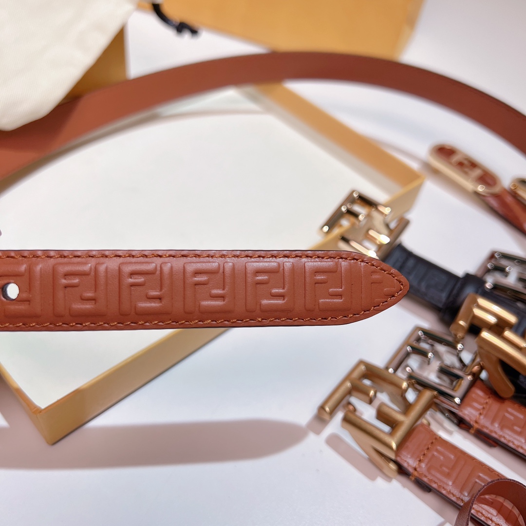 Fendi 五金做工精细 线条流畅 表面光滑 𝐙𝐏电镀工艺 香港通关【𝐇𝐀𝐀𝐒】 进口皮料