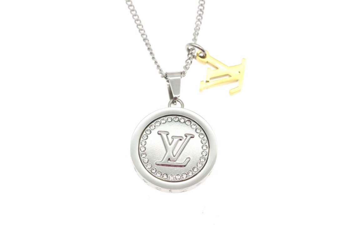 NO:101087,Louis Vuitton catch Silver/Gold Double Flip-From Hard Coin Chain Xiaohongshu Limited to give me a thumbs up, LV spring and summer style, LV Catch necklaces are chained with crystal-shaped pendant cleverly incorporated into the rotating design, with LV letters and Monogram flower decorations on both sides, contrasting with LV logo decorations. It is a good and versatile new LV rotating chain!  This kind of jewelry is not different from gender, and women are also completely OK! The low tone black dress looks very good with all colors. Size65-55-50cm adjustable, Lv necklace, louis vuitton, louis vuitton, necklace19860909路威易登# Louis Vuitton catch 银/金 双翻面转硬项币链 小红书限无种草点赞,LV春夏款,LV Catch 项为链镶嵌水晶圆的形吊坠妙巧融入旋转设计,以 LV 字母和 Monogram 花分卉饰两面,与 LV 标挂识饰互为映衬.好又看百搭的新款LV旋项转链！ 配这饰种东西本根不分性别,女也生完全ok!低的调黑色搭种各颜色的衣都服很好看 Size65-55-50cm可调节,Lv项链,louis vuitton,louis vuitton,necklace,Jewelry