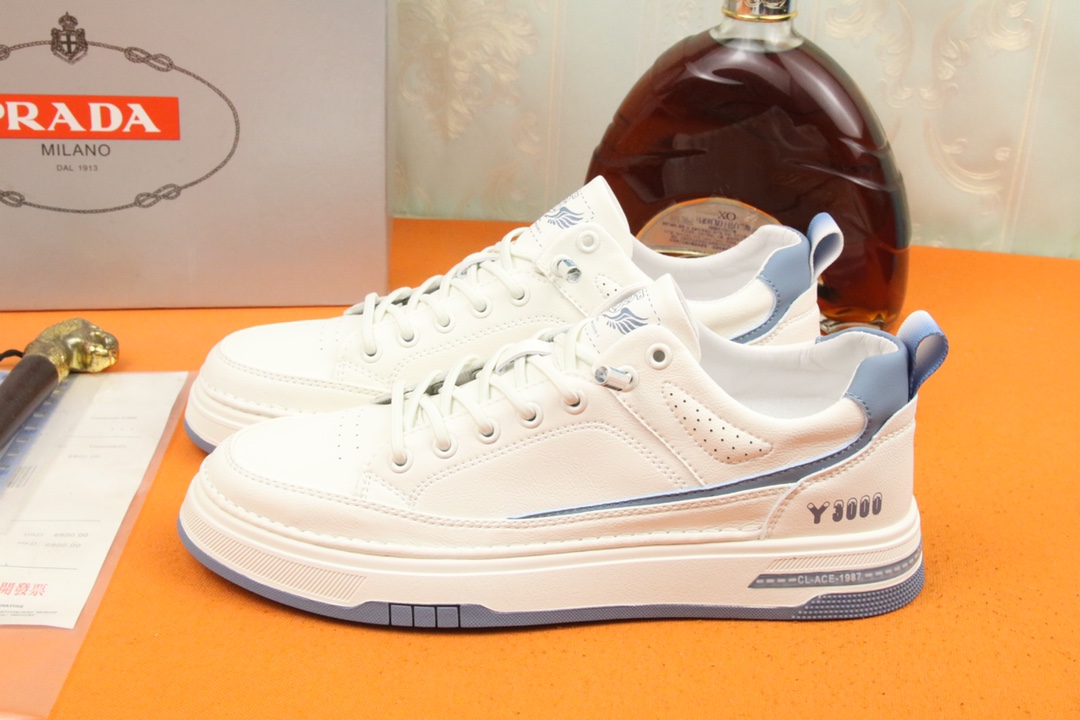 I5 高品质PRADA普拉达上市著名奢侈品牌，专柜同步更新，意大利男鞋时尚杂志季刊封面主推款鞋面采用意大利进口头层牛皮，舒适羊皮内里。原版防滑橡胶大底，上脚舒适有型。 细节无可挑剔。