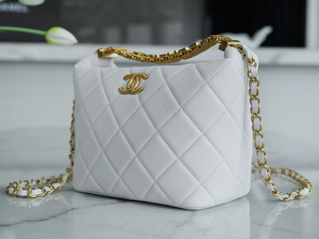 [Chanel Women
