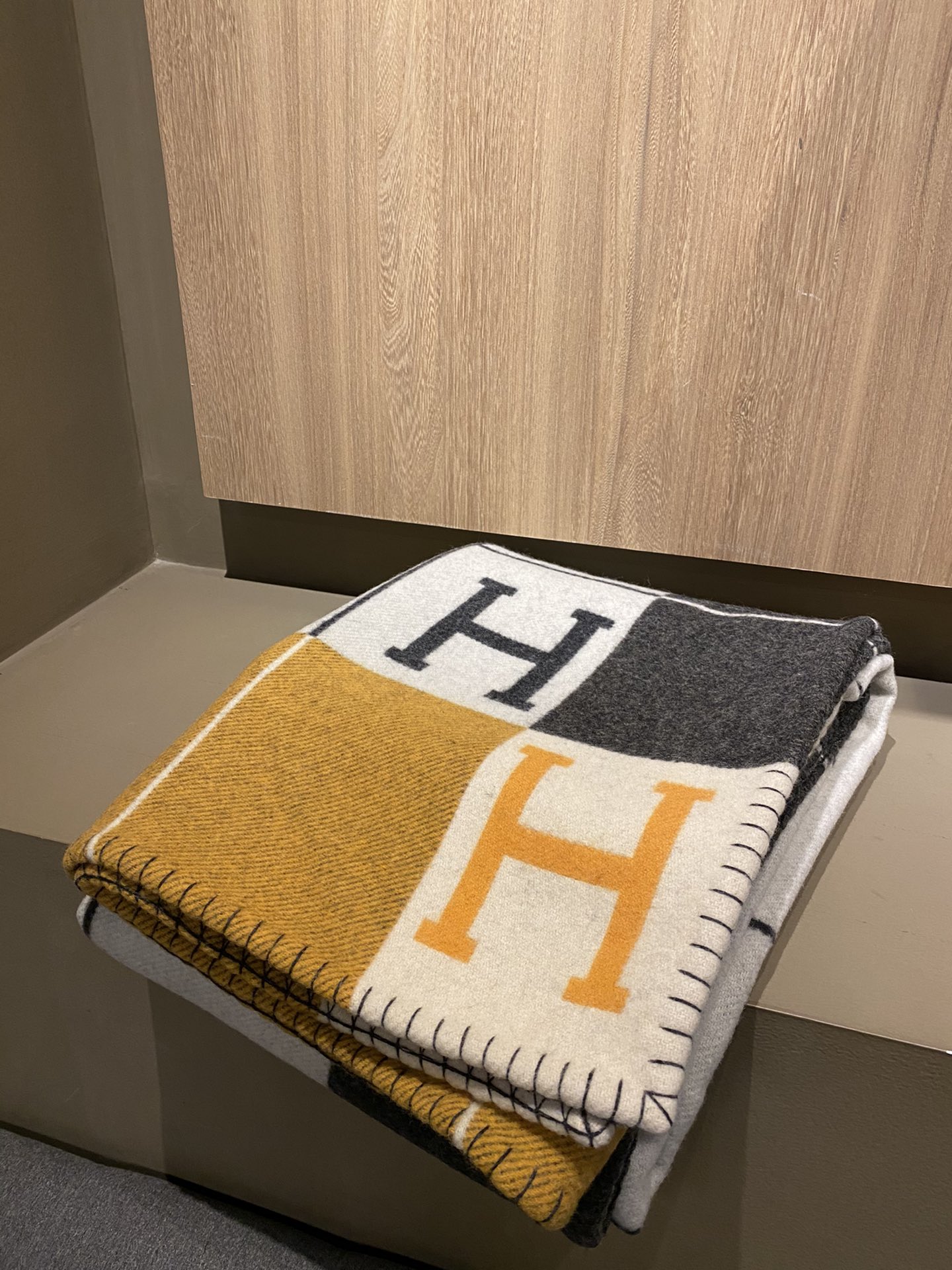 Avalon III Wool and Cashmere Throw Blanket, 135 x 170 cm, Luxurious and Cozy