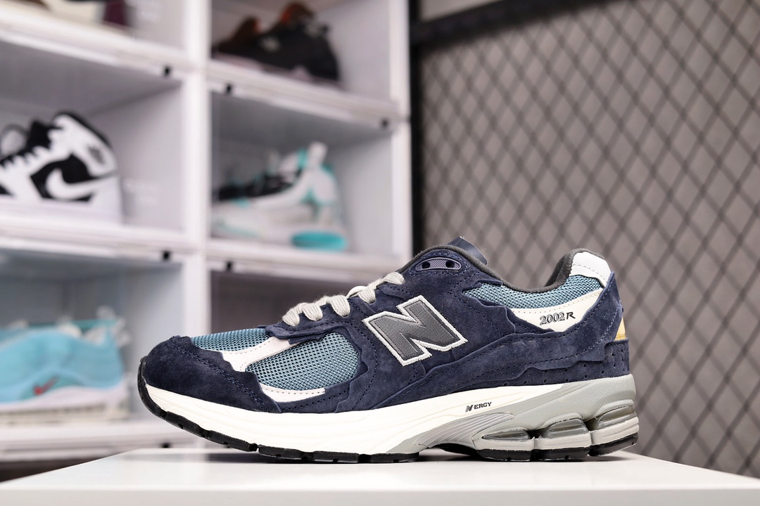 G5 新百伦 2002R 古复单品经典色配 袭沿了面世之的初经典技科，以ENCAP配底中以升级版N-ERGY震缓物料。鞋面则采用特色的柔麂软皮搭以NewBalance经典的尼网龙布，低中调还跑原鞋本真。更年轻化的设理计念与质材，新让世青代得年以用新全视角验体经典鞋款的传奇魅力 RC