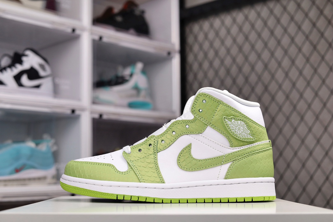 H5 过验版 Air Jordan 1 Mid 蛇纹 白绿市售最强中帮 天花板品质市面唯一正确版本 全鞋正品原材料 公司原鞋购回重新打版开模 拒绝公底 购置公司同步原材料 都有细节还原95%全网最高版本 原汁原味 忠于原版