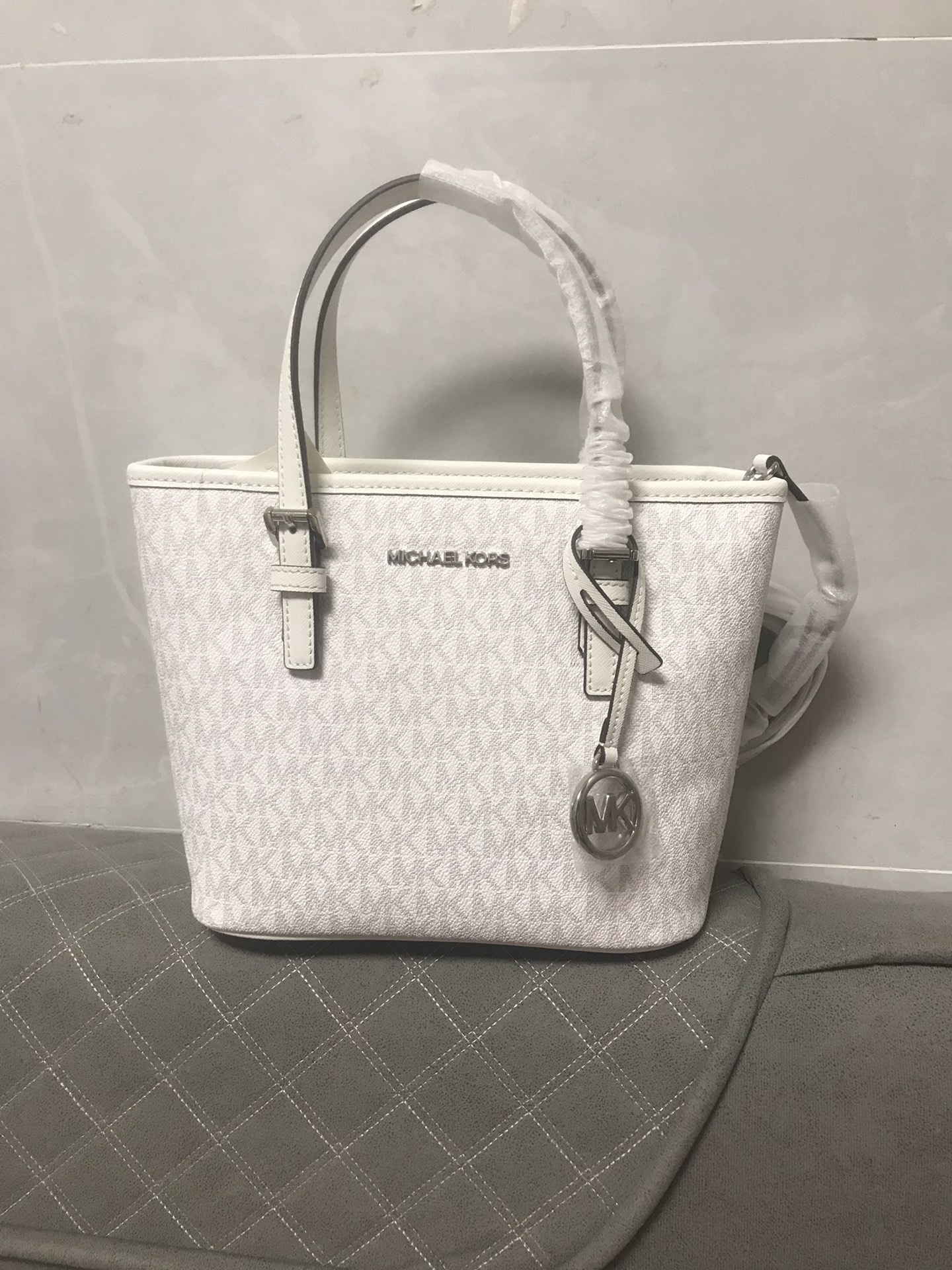 Michael Kors M家、 、MK新款小号购物袋 十字纹牛皮 购物袋样式 改成了小号 额外加了长背带