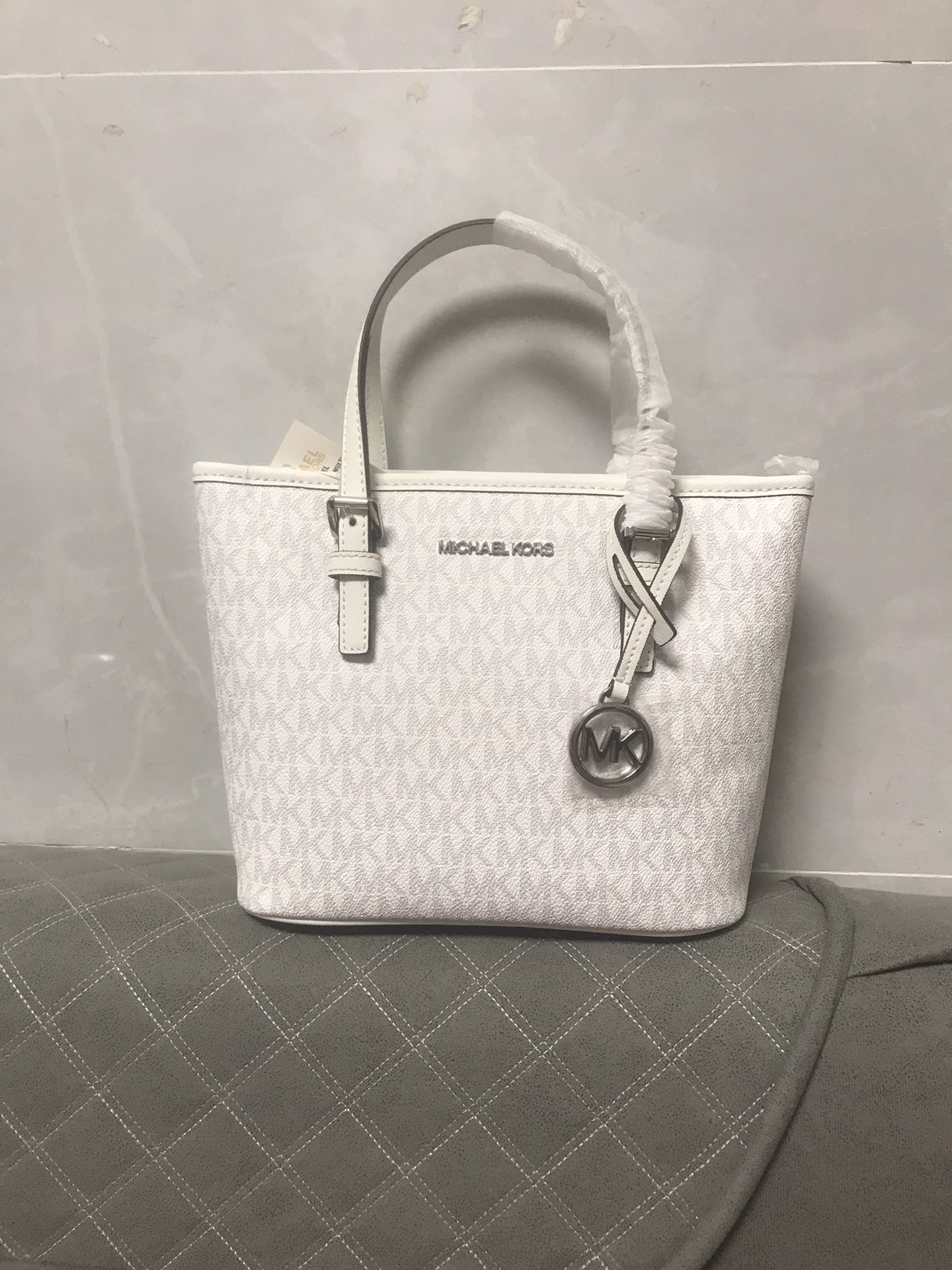 Michael Kors M家、 、MK新款小号购物袋 十字纹牛皮 购物袋样式 改成了小号 额外加了长背带