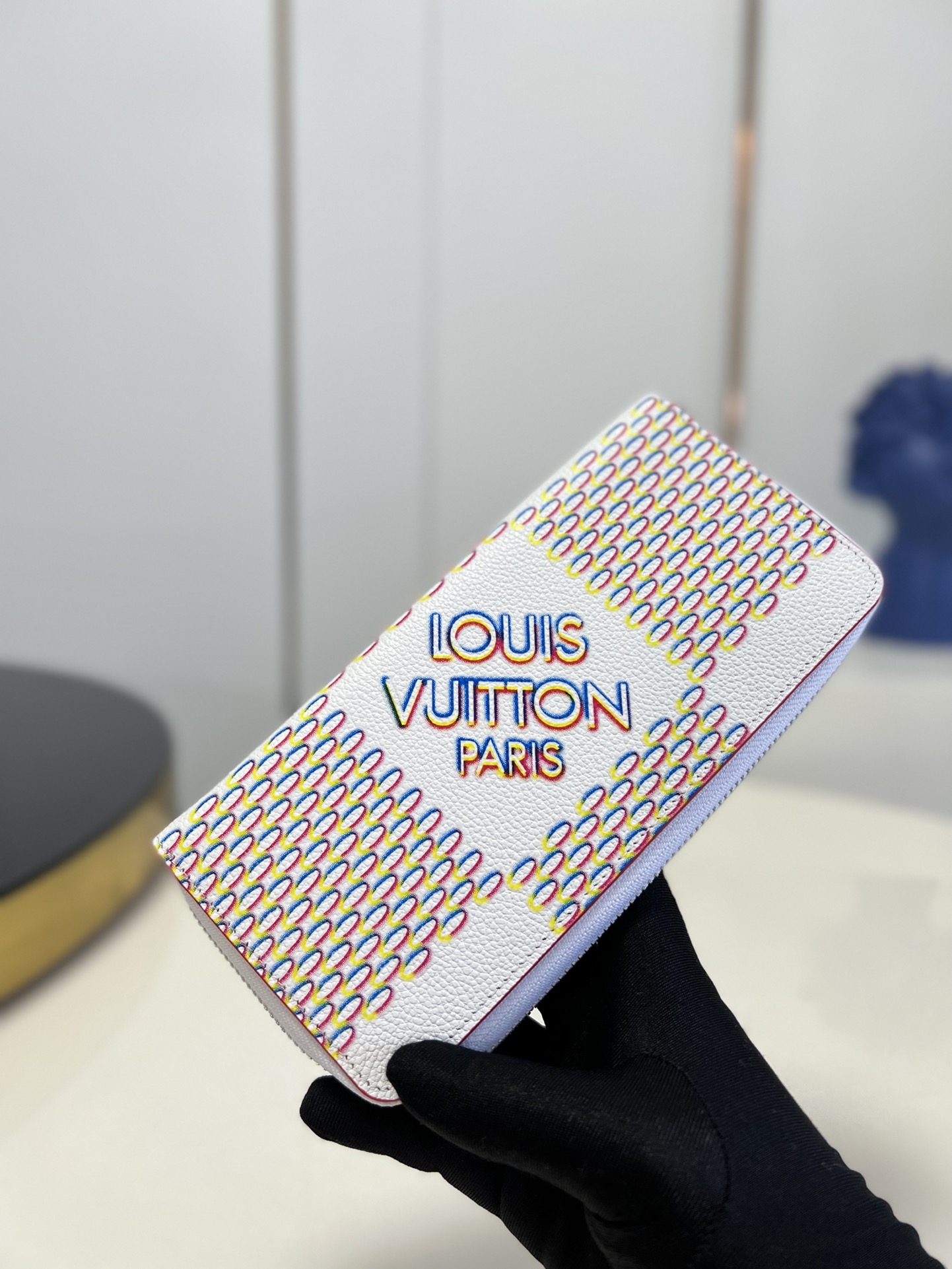 NO:398909,【Exclusive real-life M81403 zipper bag】A new style for men's zipper bag New style tells the street art trend with Damier Spray theme. Smooth and grained cowhide leather has undergone special printing and embossing technology to give the classic Damier pattern a unique 3D spray painting effect. This Zippy Vertical wallet rejuvenates the classic design with Monogram Shadow leather. The smooth cowhide leather implicitly reveals the iconic Monogram embossed with card mezzanine, coin bag and bill compartment, bringing a great selection to Monogram enthusiasts. Detailed features 10 x 20 x 2 cm (length x height x width) v.350,LV [original leather],louis vuitton,prada,cowhide19860909【独家实拍M81403拉链包】男士新款拉链包 新款 讲述 Damier Spray 主题的街头艺术风潮.光滑和粒面牛皮革经过特殊印花和压印工艺,为经典 Damier 图案赋予别样 3D 喷绘效果.本款 Zippy Vertical 钱夹以 Monogram Shadow 皮革焕新经典设计.柔滑牛皮革含蓄展露标志性 Monogram 压纹,内设卡片夹层、零钱袋和票据隔层,为 Monogram 爱好者带来臻礼佳选.详细特征10 x 20 x 2 厘米(长度 x 高 x 宽) v.350,LV【原厂皮】,louis vuitton,prada,cowhide,Bag