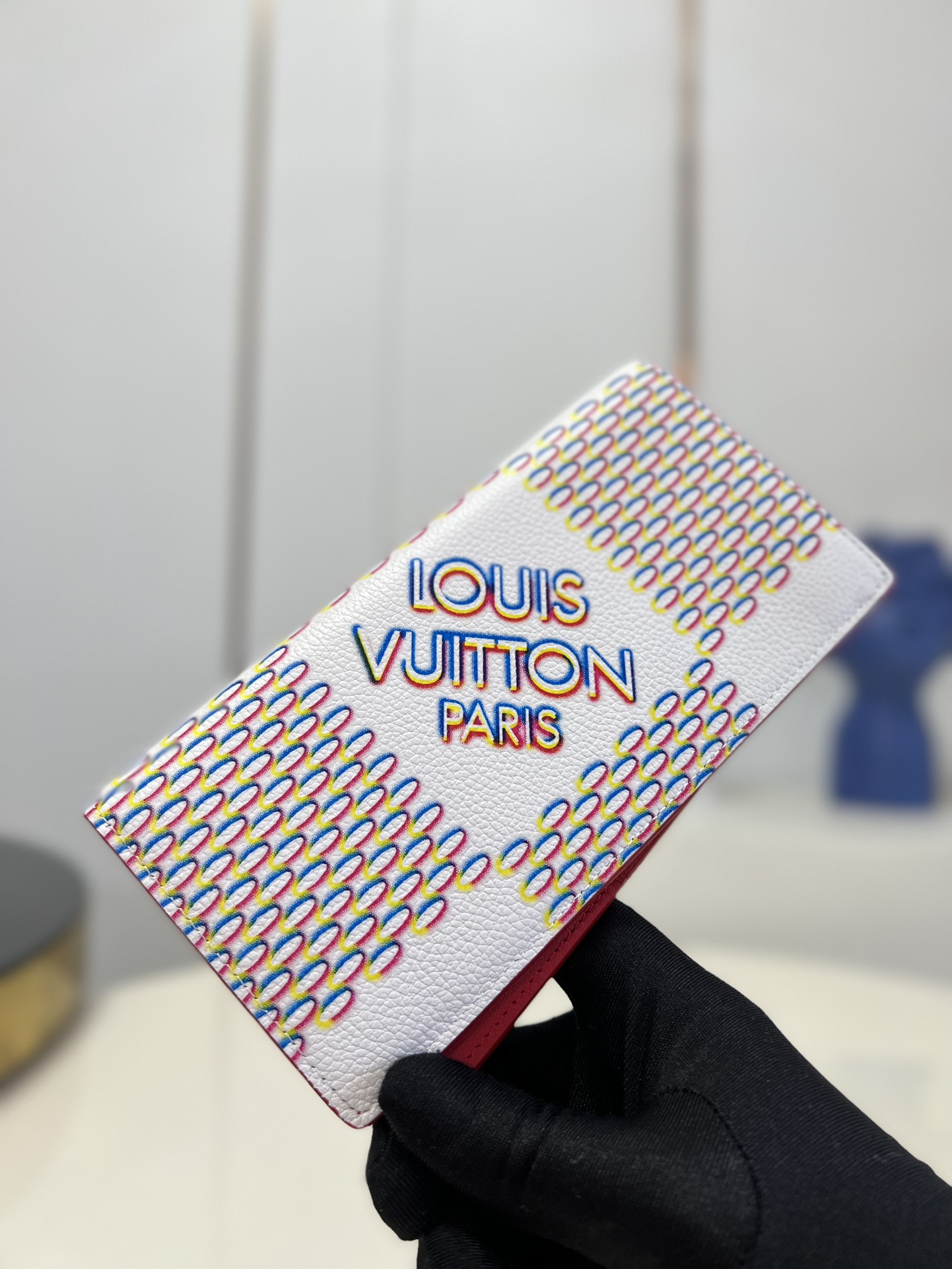 NO:398911,【Exclusive real-life M81403 suit clip】 New suit clip tells the street art trend of Damier Spray theme. Smooth and grained cowhide leather has undergone special printing and embossing technology to give the classic Damier pattern a unique 3D spray painting effect. New men's suit clip This Brazza wallet is stretched with Monogram Shadow leather. Smooth cowhide leather imprints Louis Vuitton's iconic Monogram pattern, compartment, coin bag and card mezzanine can accommodate banknotes and notes. Detailed features 10 x 19 x 2 cm (length x height x width) v.,LV 【Original leather】,louis vuitton,louis vuitton,prada,business suit,cowhide19860909【独家实拍M81403西装夹】 新款西装夹讲述 Damier Spray 主题的街头艺术风潮.光滑和粒面牛皮革经过特殊印花和压印工艺,为经典 Damier 图案赋予别样 3D 喷绘效果.男士新款西装夹 本款 Brazza 钱夹以 Monogram Shadow 皮革舒展硬朗气息.舒柔牛皮革压印路易威登标志性 Monogram 图案,隔层、零钱袋和卡片夹层可容纳纸钞和票据.详细特征10 x 19 x 2 厘米(长度 x 高 x 宽) v.,LV【原厂皮】,louis vuitton,louis vuitton,prada,business suit,cowhide,Bag