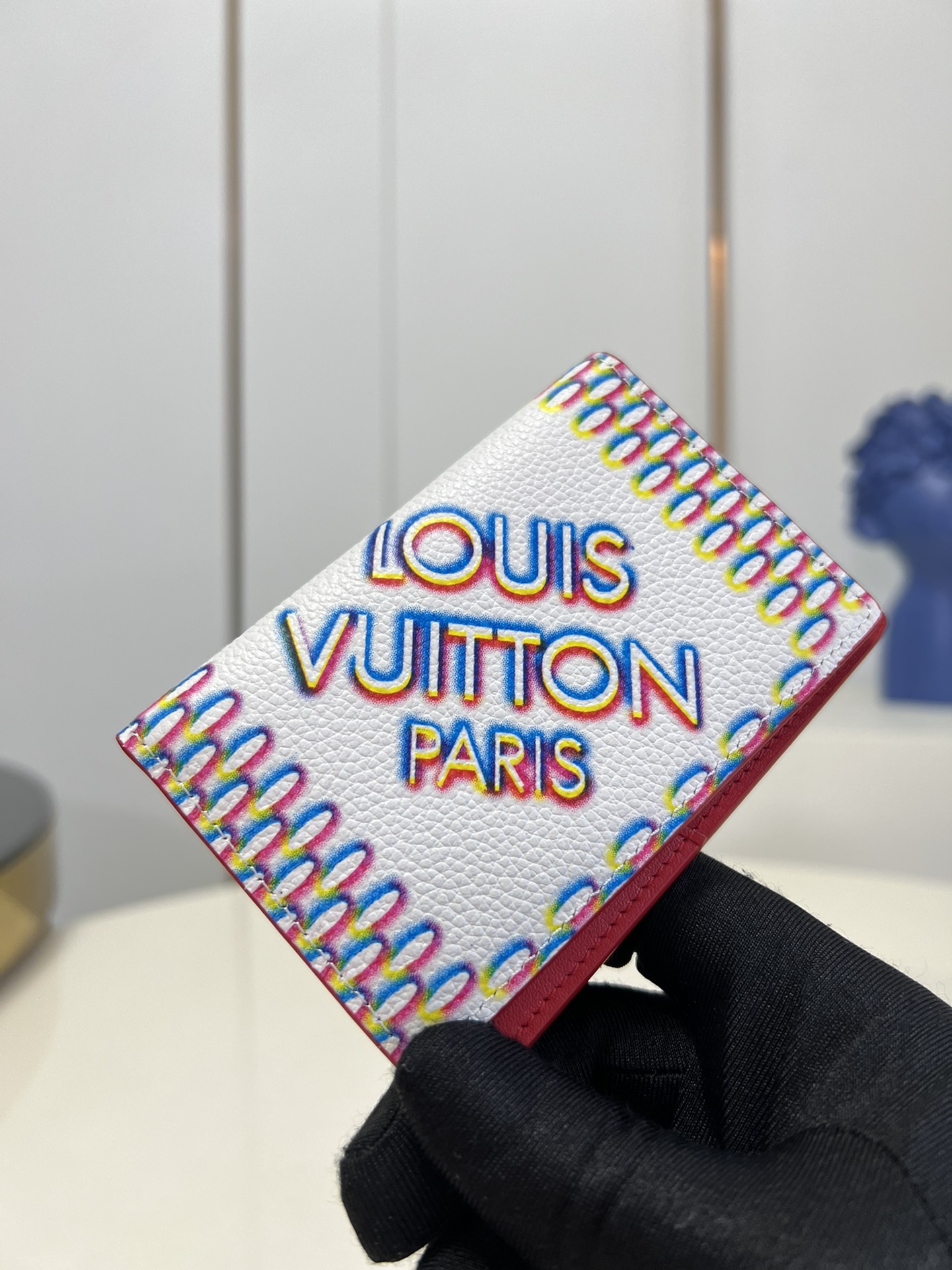 NO:398913,[Exclusive real-life M81403 card bag] The new pocket wallet tells the street art trend of Damier Spray theme. The smooth and grained cowhide leather has undergone special printing and imprinting techniques to give the classic Damier pattern a unique 3D spray painting effect. Detailed features 8 x 11 x 1 cm (length x height x width) v.,LV [original leather],louis vuitton,prada,cowhide19860909【独家实拍M81403卡包】 新款口袋钱夹讲述 Damier Spray 主题的街头艺术风潮.光滑和粒面牛皮革经过特殊印花和压印工艺,为经典 Damier 图案赋予别样 3D 喷绘效果.详细特征8 x 11 x 1 厘米 (长度 x 高 x 宽） v.,LV【原厂皮】,louis vuitton,prada,cowhide,Bag