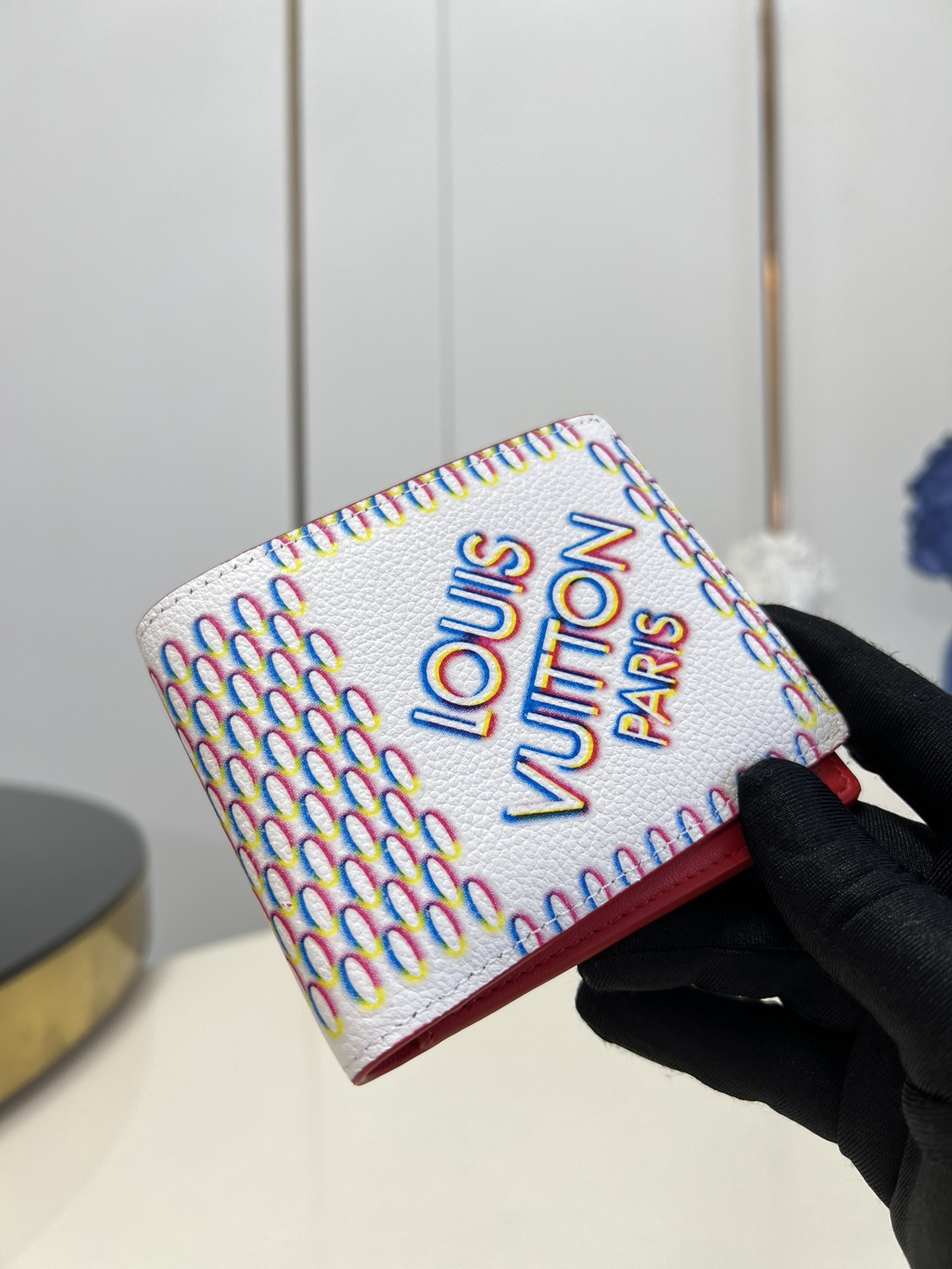 NO:398915,[Exclusive real photo M81403 short clip] The new men's short clip wallet tells the street art trend of Damier Spray theme. The smooth and grained cowhide leather has undergone special printing and imprinting techniques to give the classic Damier pattern a unique 3D spray painting effect. The Multiple wallet uses Monogram Shadow leather to reveal the classic background. The delicate cowhide leather imprints the iconic Monogram pattern, with pockets, compartments and card mezzanines rich in functional design. Detailed features 11.5 x 9 x 1.5 cm (length x height x width) v.,LV [original leather],louis vuitton,prada,cowhide19860909【独家实拍M81403短夹】 新款男士短夹钱夹讲述 Damier Spray 主题的街头艺术风潮.光滑和粒面牛皮革经过特殊印花和压印工艺,为经典 Damier 图案赋予别样 3D 喷绘效果. Multiple 钱夹以 Monogram Shadow 皮革流露经典底蕴.细腻牛皮革压印标志性 Monogram 图案,口袋、隔层和卡片夹层丰富功能设计.详细特征11.5 x 9 x 1.5 厘米(长度 x 高 x 宽) v.,LV【原厂皮】,louis vuitton,prada,cowhide,Bag