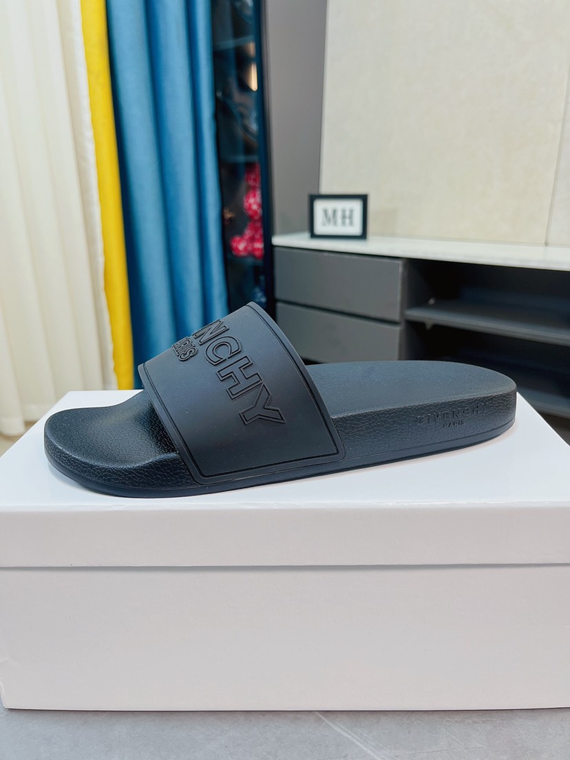 H0  GIVENCHY 纪梵希 Givenchy 男士休闲拖鞋⚠️⚠，一字拖 穿脱方便，鞋面品牌logo装饰，交叉胶条，奢华尊贵，厚实松软大底，潮爆了，上脚舒适帅气，38-44