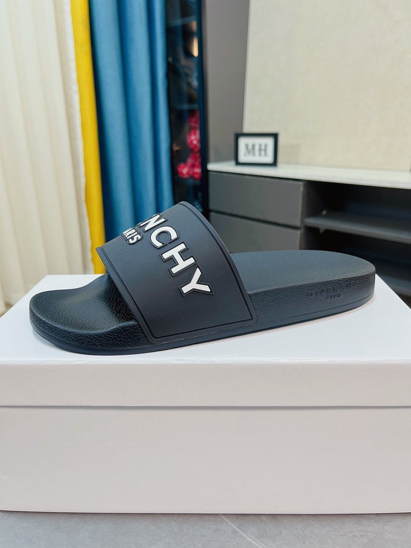 H0  GIVENCHY 纪梵希 Givenchy 男士休闲拖鞋⚠️⚠，一字拖 穿脱方便，鞋面品牌logo装饰，交叉胶条，奢华尊贵，厚实松软大底，潮爆了，上脚舒适帅气，38-44