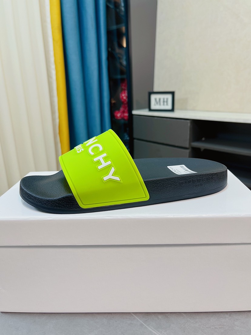 H0  GIVENCHY 纪梵希 Givenchy 男士休闲拖鞋⚠️⚠，一字拖 穿脱方便，鞋面品牌logo装饰，交叉胶条，奢华尊贵，厚实松软大底，潮爆了，上脚舒适帅气，38-44