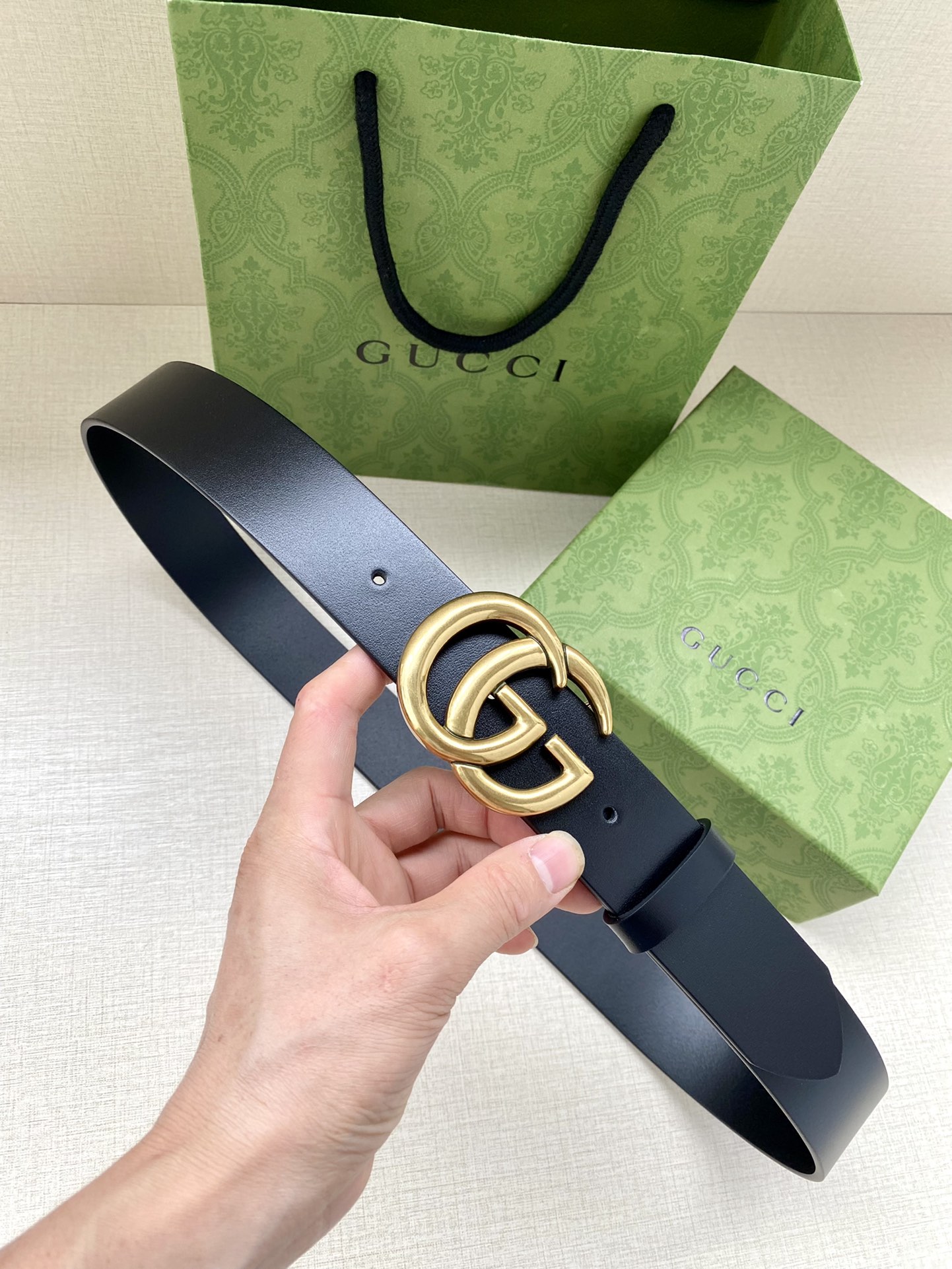 Gucci 男款皮带腰带 单层树膏皮革腰带,配有品牌标志性双G带扣.无涂层褪色皮革材质. 黑色皮革 钯金色调配件 双G带扣 搭扣:做旧复古双G扣 适用低腰和高腰两种穿戴方式.建议您根据穿戴方式并参照尺码表选择合适的尺码. 3.8厘米宽 意大利创作