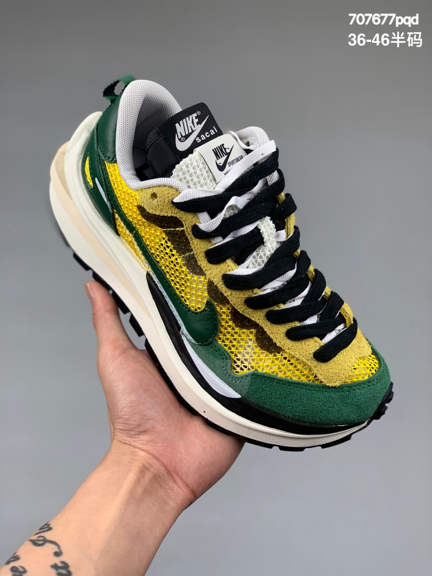 
耐克Sacai X NIKe regasus vaporrly SP 华夫双勾三代3.0走秀 鞋身材质由翻毛皮和透气网布共同打造。熟悉的解构手法、重叠Swoosh、双重鞋舌、鞋带以及后跟SACAI字体都悉数保留，最大亮点在于，本次鞋底变本加厉，层数更多!简直和巴黎世家的TripleS有一拼，增高效果妥妥的 .CV1363-700尺码：36-46半码
编码：707677pqd