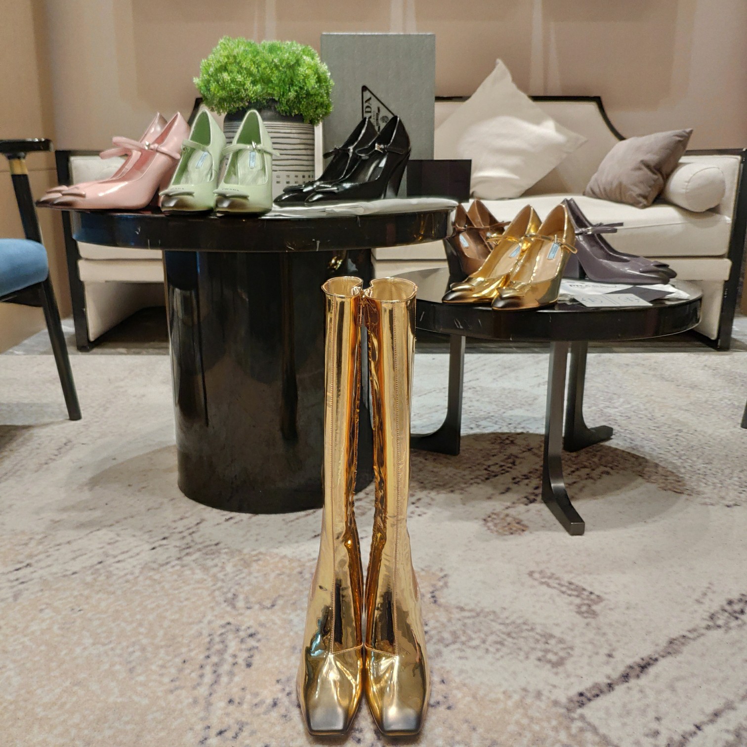 NO:543363,(The highest version of the top packaging) PRADA 5 new product, (the top version) is coming!  prada23/'Team Show Style', order the most popular large thick heels, wedge single shoes, boot series. Boots (original top-level open-edge beaded cowhide leather, 3D electronic spray paint and color effect. Two styles are grandly launched.) ————————————————————————— 2025S/23S PRADA autumn and winter new style is beautiful, and the popular styles of various internet celebrities are growing grass, awakening the imagination of skirt, corset bone support and bra curves, and extremely streamlined~ Super explosive series of products, iconic logo small leather bag buckle. Prada spring 2025's latest electronic spray painting technology, with square toe, allows the autumn and winter style to be launched to evolve into the same look, and displays different styles through different makeup, hair and body shapes with 8.5cm large thick heels. The autumn and boots are equally charming, presenting different styles of wonderful styles!  This season's Prada style design is simpler than before. It does not deliberately pursue trend or sports. The overall nature is natural, and the color is also not bright with a pointed heel. It looks so beautiful. The original shoe development of Italian counter purchasing agent, 1 to 1, replica of the original flavor. The slope-shaped thick heel, paint heel, the shape and concave and convex feel are the same as the original. Mixed sheepskin inner breathable and comfortable. On sale in stock Size: 35-39 (34,40 41 custom made) Exclusive 24 silver palm-patterned luxury magnet large box packaging accessories Multi-color series, all official colors can be made., boots, prada, prada, boots, skirts, cowhide, sheepskin19860909(顶级包装配套最高版本) PRADA 5普拉达新品,(顶级版本)实力来袭！ prada23/“T台秀款”,订购会最火爆的大粗跟,坡跟单鞋、靴子系列. 靴子（原版顶级开边珠牛皮制作、3D电子喷绘擦色效果.2种款式隆重上市.） ————————————————— 2025S/23S PRADA秋冬新款好看哭了,各路网红名媛种草爆款,唤醒对裙裾、束身衣骨撑和胸衣曲线的想象,精简至极~超级爆系列爆品,标志性Logo小形皮包饰扣. Prada spring2025最新电子喷绘技术,配与方形小鞋头,让秋冬款上市同样演变相同的look,通过8.5cm大粗跟的不同的妆发及体型去展示不同的款式的两种风格,秋单鞋与靴子同样迷人,呈现出来风格也各异的奇妙！ 这一季的Prada款式设计上比原来还简单了,没有刻意追求潮或者sporty的感觉,整体自然,颜色上也采用了不上明亮的颜色搭配一尖头大坡跟太好看了. 意大利专柜代购原版鞋开发,1比1照足原味复刻.坡形粗跟、烤漆跟,形状触感凹凸感和原版一致. 混种羊皮内里透气舒适 现货发售 Size: 35-39（34,40 41订做） 独家24款银掌纹奢侈磁铁大盒包装配件 多色系,官方所有颜色均可制作.,靴子,prada,prada,boots,skirts,cowhide,sheepskin,Women's Shoes