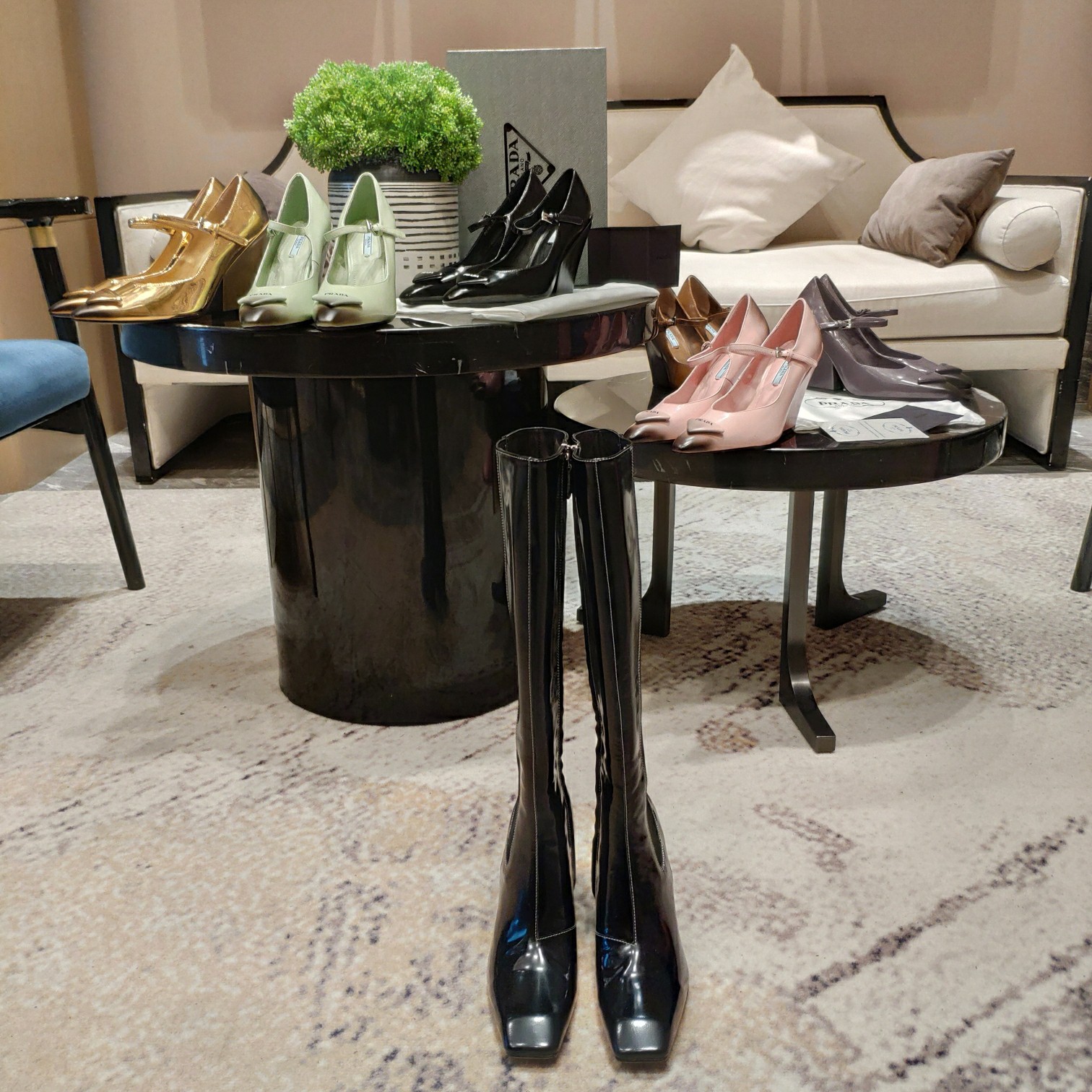 NO:543366,(The highest version of the top packaging) PRADA 5 new product, (the top version) is coming!  prada25/'Television Show Style', order the most popular large thick heels, wedge single shoes, boot series. Boots (original top-level open-edge beaded cowhide leather, 3D electronic spray paint and color effect. Two styles are grandly launched.) ———————————————————————— 2025S/23S PRADA autumn and winter new style is beautiful, and the popular styles of various Internet celebrities are growing grass, awakening the imagination of skirt, corset bone support and bra curves, and extremely streamlined~ Super explosive series of products, iconic logo small leather bag buckle. Prada spring 2025's latest electronic spray painting technology, with square toe boots, allows the autumn and winter style to be launched to evolve into the same look, and displays different styles through different makeup, hair and body shapes with 8.5cm large thick heels. The autumn single shoes and boots are equally charming, presenting different styles of wonderful styles!  This season's Prada style design is simpler than before. It does not deliberately pursue trend or sports. The overall nature is natural, and the color is also not bright with a pointed heel. It looks so beautiful. The original shoe development of Italian counter purchasing agent, 1 to 1, replica of the original flavor. The slope-shaped thick heel, paint heel, the shape and concave and convex feel are the same as the original. Mixed sheepskin inner breathable and comfortable. On sale in stock Size: 35-39 (34,40 41 custom made) Exclusive 24 silver palm-patterned luxury magnet large box packaging accessories Multi-color series, all official colors can be made., boots, prada, prada, boots, skirts, cowhide, sheepskin19860909(顶级包装配套最高版本) PRADA 5普拉达新品,(顶级版本)实力来袭！ prada25/“T台秀款”,订购会最火爆的大粗跟,坡跟单鞋、靴子系列. 靴子（原版顶级开边珠牛皮制作、3D电子喷绘擦色效果.2种款式隆重上市.） ————————————————— 2025S/23S PRADA秋冬新款好看哭了,各路网红名媛种草爆款,唤醒对裙裾、束身衣骨撑和胸衣曲线的想象,精简至极~超级爆系列爆品,标志性Logo小形皮包饰扣. Prada spring2025最新电子喷绘技术,配与方形小鞋头,让秋冬款上市同样演变相同的look,通过8.5cm大粗跟的不同的妆发及体型去展示不同的款式的两种风格,秋单鞋与靴子同样迷人,呈现出来风格也各异的奇妙！ 这一季的Prada款式设计上比原来还简单了,没有刻意追求潮或者sporty的感觉,整体自然,颜色上也采用了不上明亮的颜色搭配一尖头大坡跟太好看了. 意大利专柜代购原版鞋开发,1比1照足原味复刻.坡形粗跟、烤漆跟,形状触感凹凸感和原版一致. 混种羊皮内里透气舒适 现货发售 Size: 35-39（34,40 41订做） 独家24款银掌纹奢侈磁铁大盒包装配件 多色系,官方所有颜色均可制作.,靴子,prada,prada,boots,skirts,cowhide,sheepskin,Women's Shoes