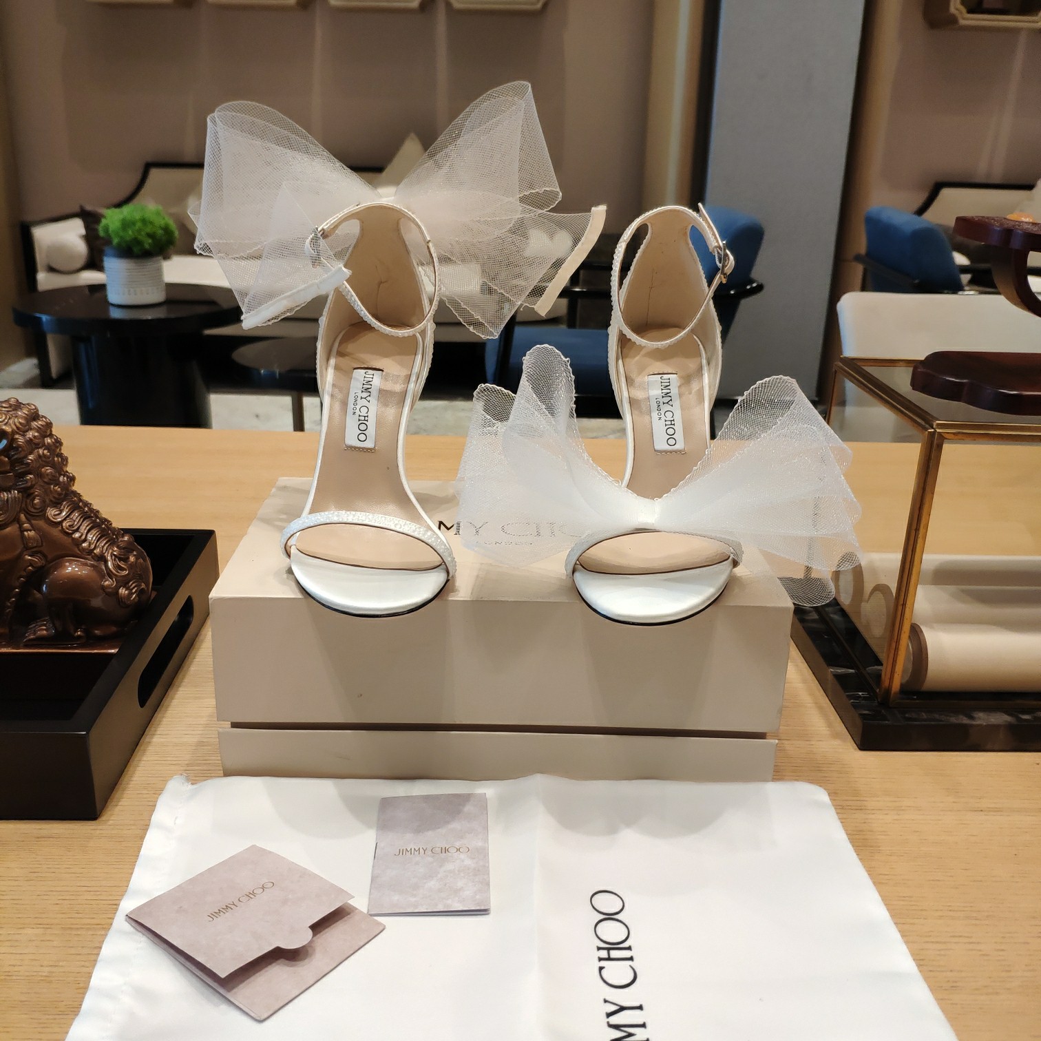 NO:465011,JlMMY CHOO Zhou Yangjie 5 (counter 24D plaid magnet box packaging) top version, low-end, great offerings for the Mid-Autumn Festival, first gift for the palace, modern shoes for angels' tears 'rain drops' of iron diamonds, street photography artifact AVERLY mesh bow decoration, high heel fairy shoes, wedding gift shoes series!  Hollow mesh flower Sandal mesh flower (official full-color silk style, sheep pendant style, satin style, cowhide leather style, powerful nine-color series.) Xian'er asymmetric front and back mandarin duck bow (detachable) net robe sandals. Hong Kong dollar counter level, many celebrity internet celebrities, popular endorsements, the latest 2025 summer and autumn latest bow high-heel sandals, the whole shoe is completely original, 1:1 mesh bow, just look at the craftsmanship is impeccable, can be PK with any version in the entire market. Absolutely top-level production. The sexy one-string belt is paired with a gentle and lovely bow, fried chicken JC style. ————————————————————————————————————————————————————————————————————————————————————————————————————————————————————————————————————————————————————————————————————————————————————————————————————————————————————————————————————————————————————————————————————————————————————————————————————————————————————————————————————  It's more like a naughty elf attached to your feet, it's the wings of a fairy ♀ Suitable for wedding shoes, fairy flavor, summer and autumn wedding pairing with a beautiful wedding dress, it's more like a fairy-tale princess. Black versatile is more seductive and sexy, and daily dressing matches are more elegant and elegant. The bow is very highlighted on important occasions. You can take off when you are free. When you wear it, you are really good shoes that kill two birds with one stone. And they are all classic heights of 10cm. The beauty of appearance controls. Women can definitely buy and collect it. ——————————————————————————————————————————————————————————————————————————————————————————————————————————————————————————————————————————————————————————————————————————————————————————————————————————————————————————————————————————————————————————————————————————————————————————————————————————————————————————————————————————————————————————————  3 large soles imported AAAA Italian original color cowhide sole. Two styles + 2 colors black and white., high heels, jimmy choo, sandals, high heels, skirts, cowhide, sheepskin, real silk, silk fabric, sheep19860909JlMMY CHOO周仰杰5(专柜24D格纹磁铁盒包装)顶级版本,低端勿比. 中秋巨献,殿堂首礼,天使之泪“雨滴”烫钻摩登鞋履,街拍神器AVERLY网纱蝴蝶结饰 高跟仙女鞋 婚宴礼鞋系列！ 中空网花 凉鞋网花 (官方全色真丝款、羊猄款、绸缎款、牛皮款,强大九色系全齐.） 仙儿不对称前后鸳鸯蝴蝶结（可拆卸）网裟凉鞋.港币专柜级别,众多明星网红,烘托抢手上脚代言,2025夏秋最新款蝴蝶结高跟凉鞋,整个鞋子完全是原版制作,1:1网纱蝴蝶结,单看工艺便无可挑剔,可与全市场任何版本PK.绝对顶级制作.性感的一字带配上温柔可人的蝴蝶结,炒鸡JC风. ————————————————————@  “OMG”小仙女看一眼绝对定了这颜值.惊艳到我了,蝴蝶结一个在脚面,一个在后脚裸,招摇的大蝴蝶结绑带在装饰 是整双鞋的亮点 更像是调皮的精灵附在你的脚上 ,是仙女的翅膀♀ 适合婚鞋,仙女味不要不要的,夏秋新婚搭配一身美丽婚纱长裙,更似童话公主.黑色百搭更加诱惑性感,日常穿衣搭配更显优雅气质,在重要场合把蝴蝶结装上十足亮点,闲时可拆下当日常凉鞋穿着,真是一举两得的好鞋,而且都是10cm经典高度.外貌控的美.女们绝对可以入手收藏. ——————————————35/39(34,40,41订制) Jimmy Choo2025夏秋新款重塑过去,用全新态度链接当下潮流. 1材料进口真丝款＋网裟蝴蝶结组合. 2内里进口意制小羊皮 超级舒适 .  3大底进口AAAA意大利原色牛皮底.  两款式+2颜色黑,白.,高跟鞋,jimmy choo,sandals,high heels,skirts,cowhide,sheepskin,real silk,silk fabric,sheep,Women's Shoes