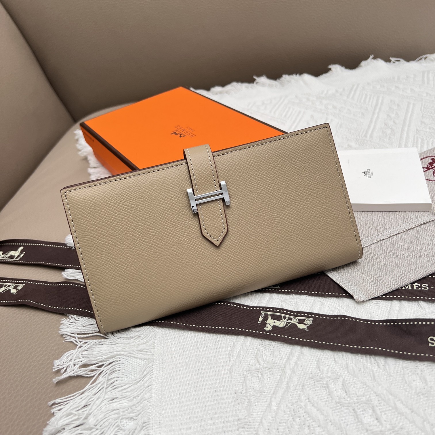 Elegante Cartera Vertical de Cuero Hermess con Cremallera y Textura Fina