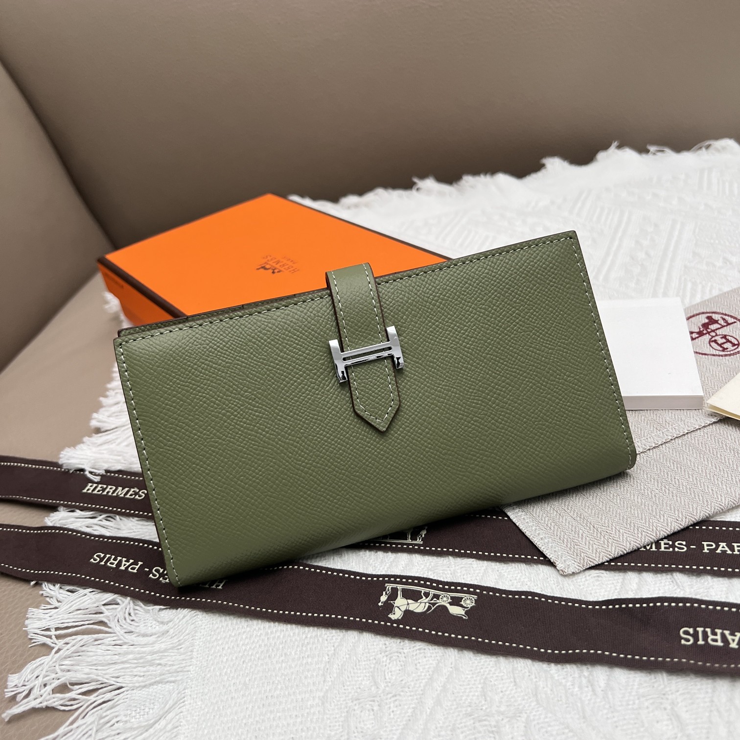 Hermes Leather Wallet with Interior Zipper Pocket for Women - Stylish and Functional