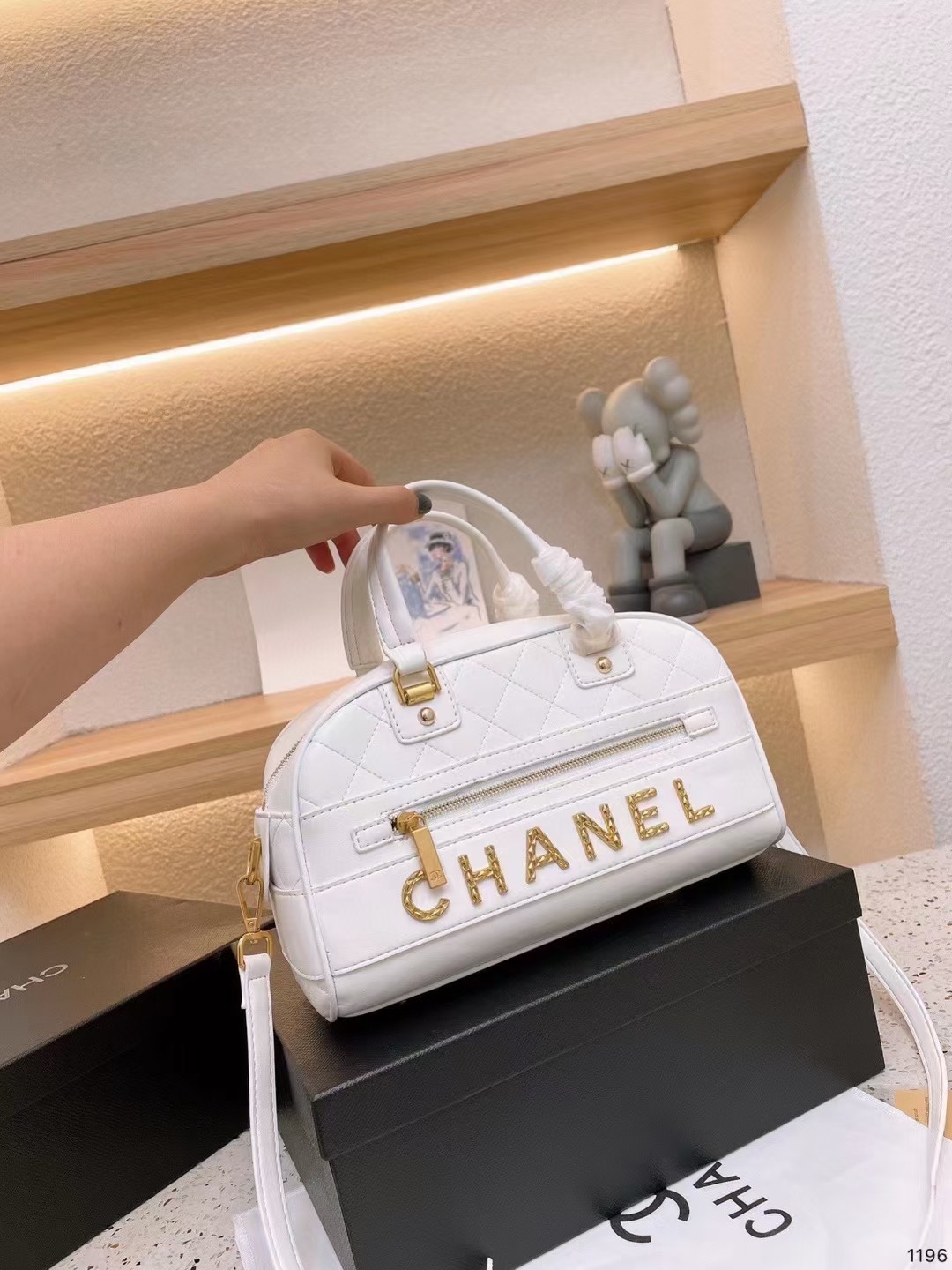 J5 CHANEL 香奈儿 手提链条包 时时刻刻展现最美的你。可手提，单肩，斜挎，尽显女人优雅气质，是一款超级百搭的休闲链条包尺寸 28 18