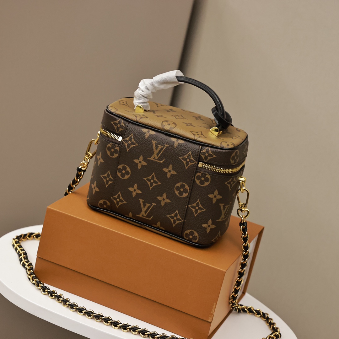 LV Vanity化妆包 此款盥洗包是携带基本美容用品的个性之选.翻盖内侧的隐藏袋可存放优其贵重的私人物品.独特的链子编织皮时尚潮流. 规格:19*14*10cm