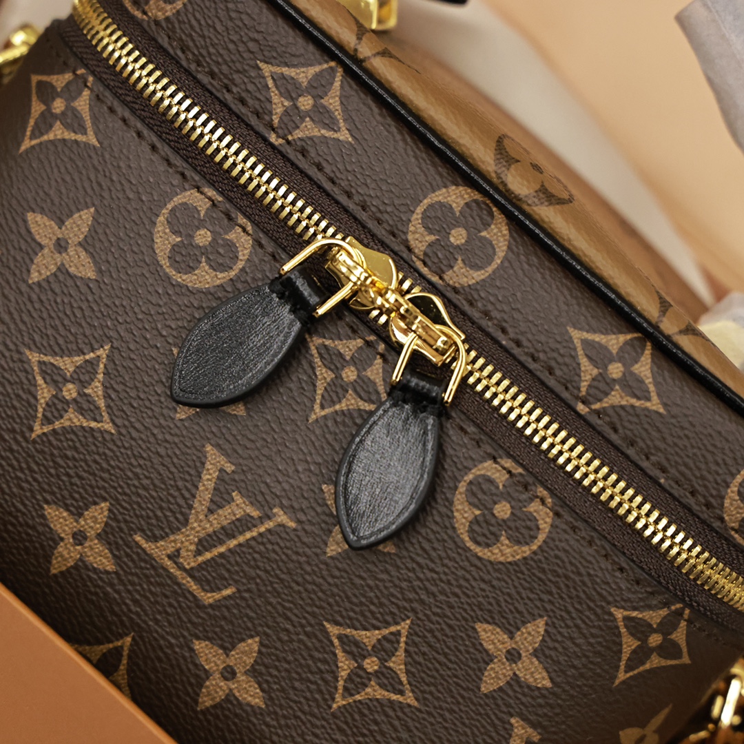 LV Vanity化妆包 此款盥洗包是携带基本美容用品的个性之选.翻盖内侧的隐藏袋可存放优其贵重的私人物品.独特的链子编织皮时尚潮流. 规格:19*14*10cm