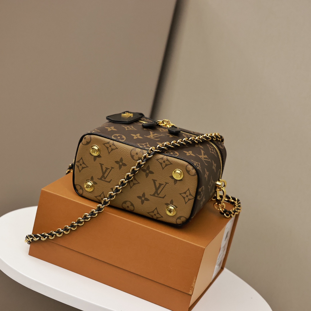 LV Vanity化妆包 此款盥洗包是携带基本美容用品的个性之选.翻盖内侧的隐藏袋可存放优其贵重的私人物品.独特的链子编织皮时尚潮流. 规格:19*14*10cm