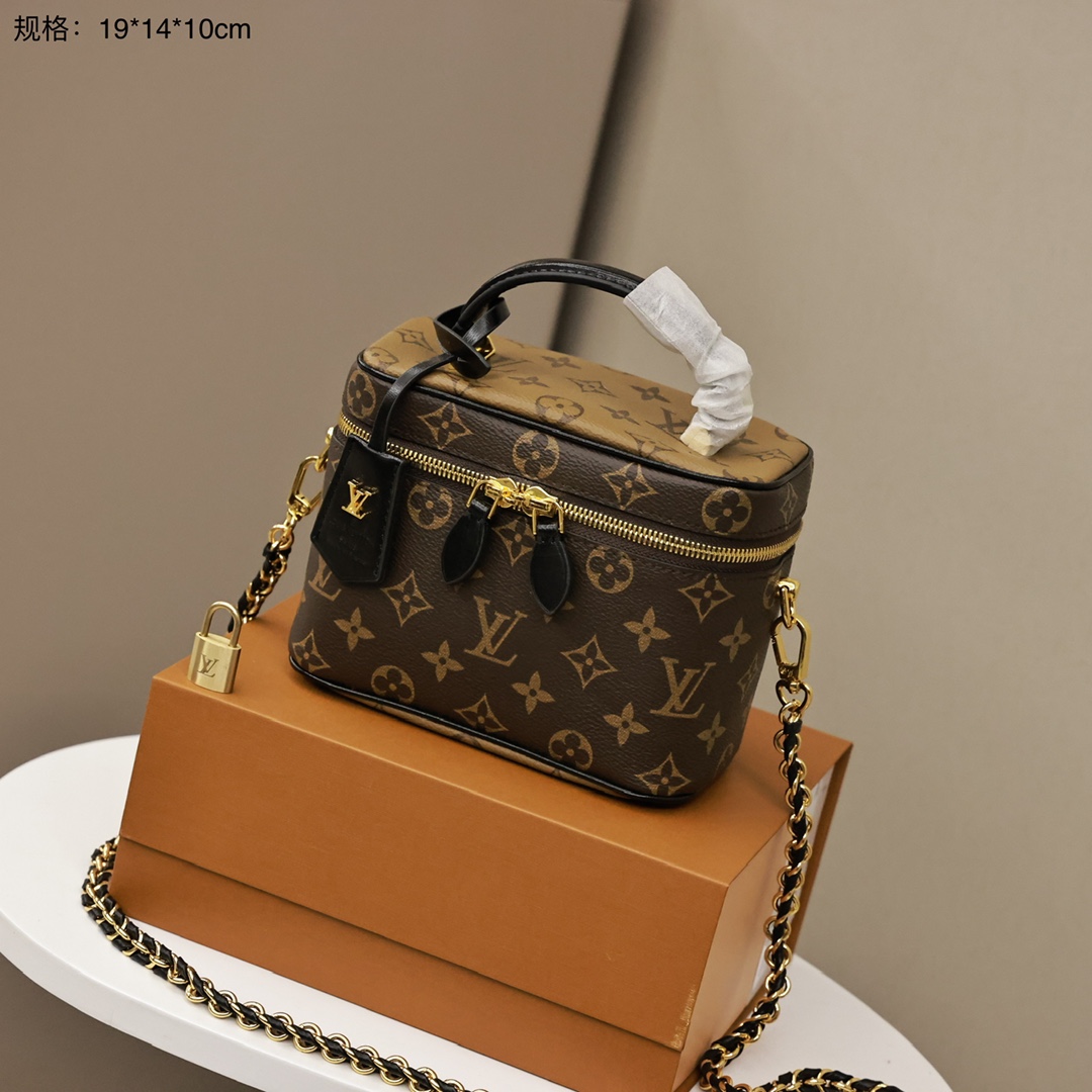 LV Vanity化妆包 此款盥洗包是携带基本美容用品的个性之选.翻盖内侧的隐藏袋可存放优其贵重的私人物品.独特的链子编织皮时尚潮流. 规格:19*14*10cm