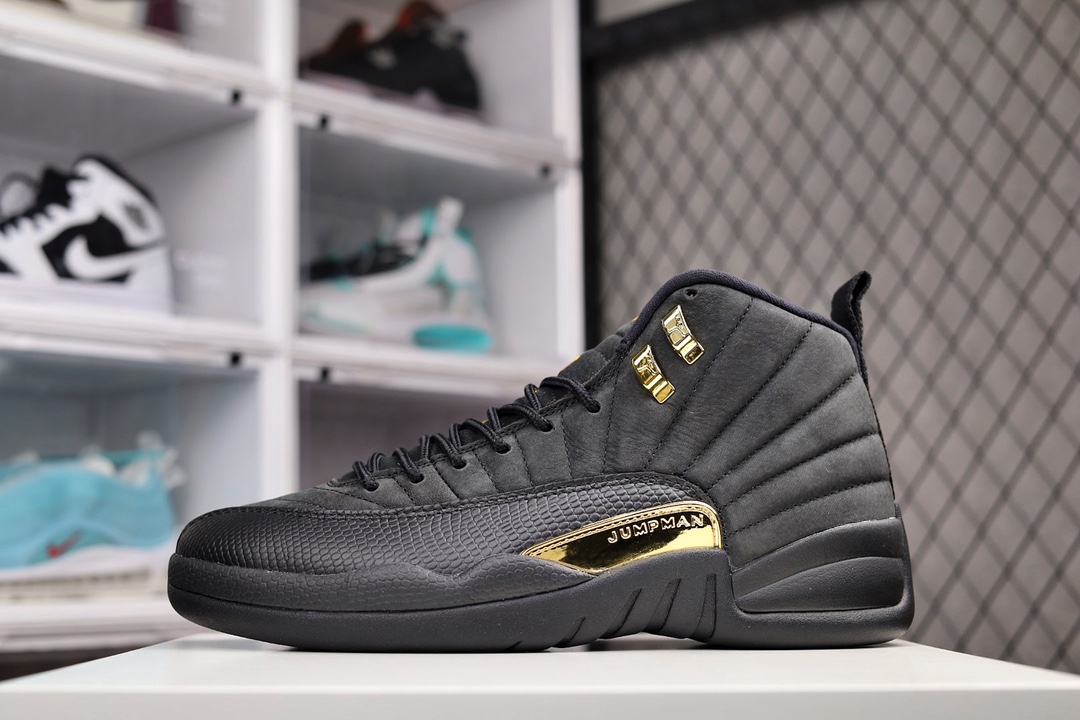 K0 纯原版本Air Jordan 12 “Stealth” 是 Jordan Brand 的全新配色 鞋款以黑色金色为配色方案，与Air Jordan 12 OG “Obsidian” 配色类似的构造 细节完美品鉴专供外贸 爆，硬核主推 顶流 Air Jordan AJ12 公司货原材 真碳板匠心完美打造