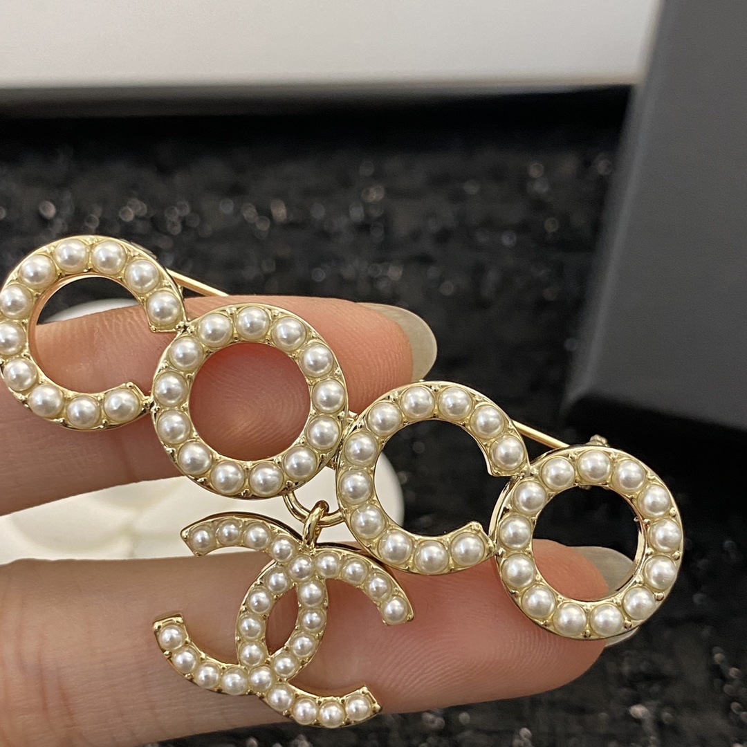 Chanel 小香胸针 款火爆上新