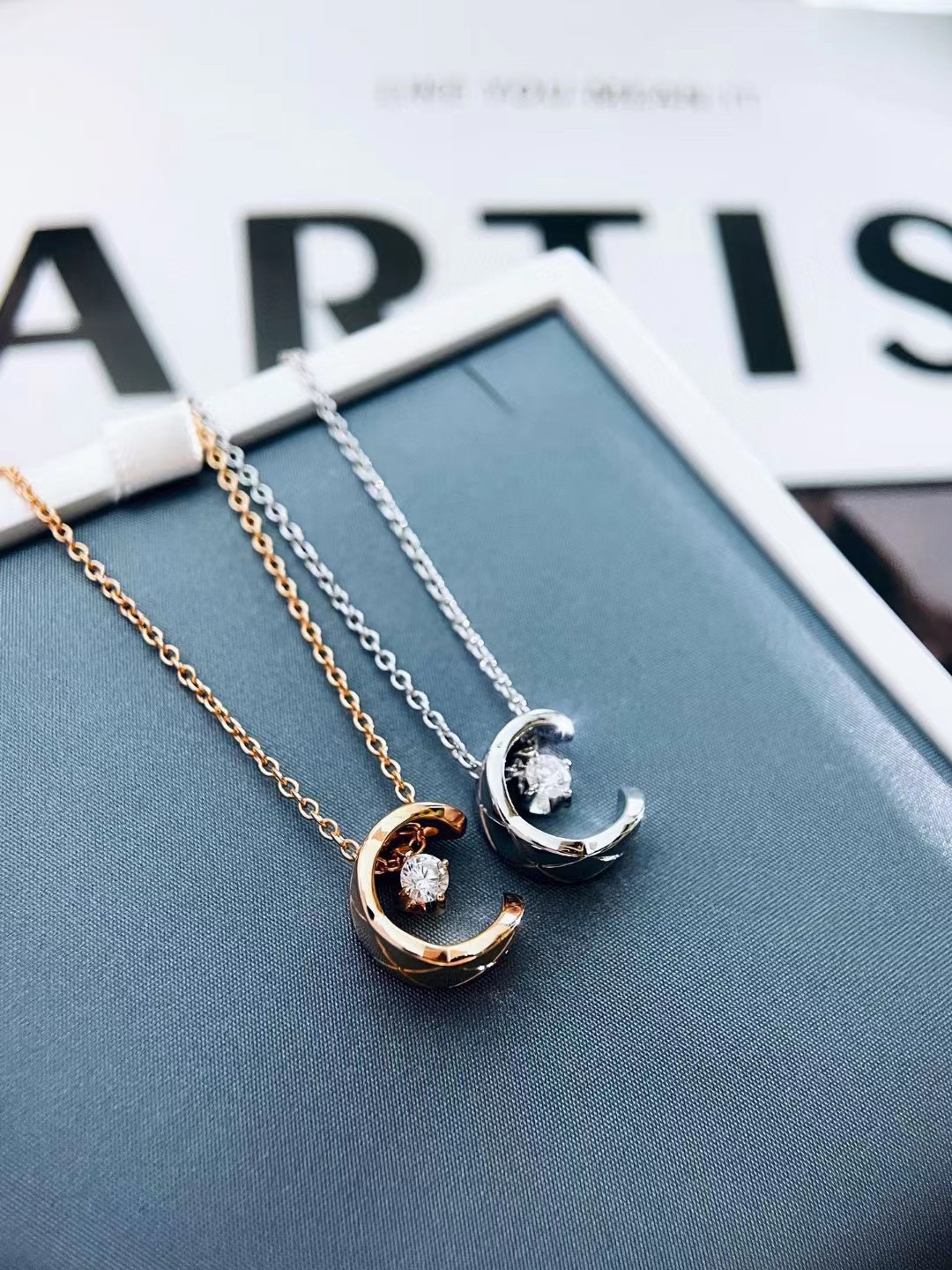 NO:361298,Coco Water Ice Moon Necklace, model real shot, both colors look very good, very versatile, Chanel necklace, chanel, necklace19860909coco水冰月项链,模特实拍 两色上身都很好看,很百搭,香奈儿项链,chanel,necklace,Jewelry