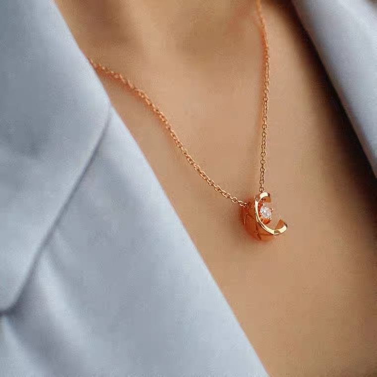 NO:619315,Coco Shui Bing Yue Necklace, real shot of the model. Both colors look great, very versatile. 925 sterling silver, Chanel necklace, chanel, necklace, pure silver19860909coco水冰月项链,模特实拍 两色上身都很好看,很百搭925 纯银,香奈儿项链,chanel,necklace,pure silver,Jewelry