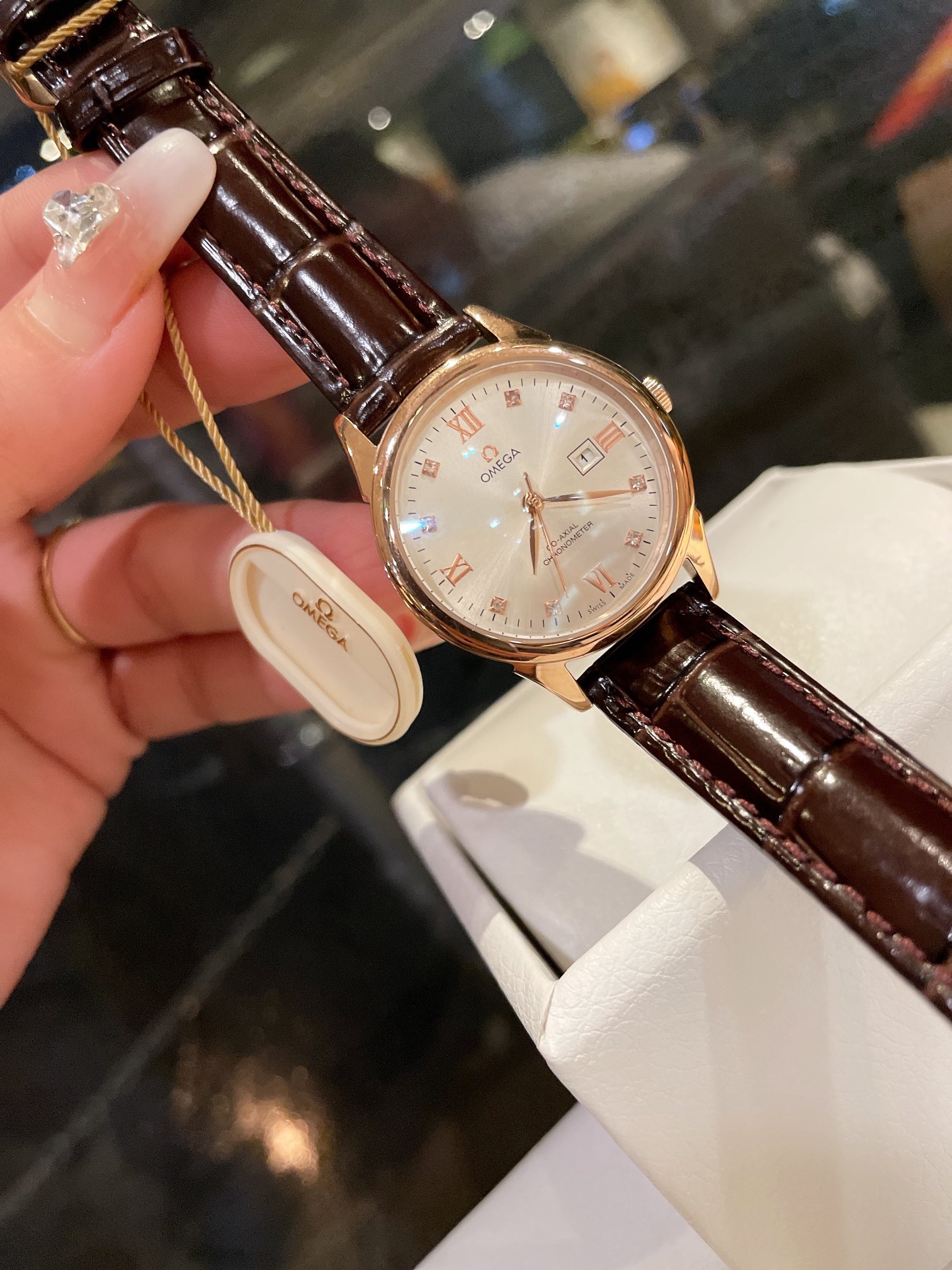 白240金260钢带+20 钻圈+20 欧米茄-OMEGA 👧 👧 女士腕表 进口石英机芯 316L精钢表壳 直径34mm厚8mm💗该款腕表备受女性喜爱,四季衣服搭配,尽显优雅[玫瑰]在不同的场合💒映耀着她们各自的独特个性与迷人风华💃💃💃