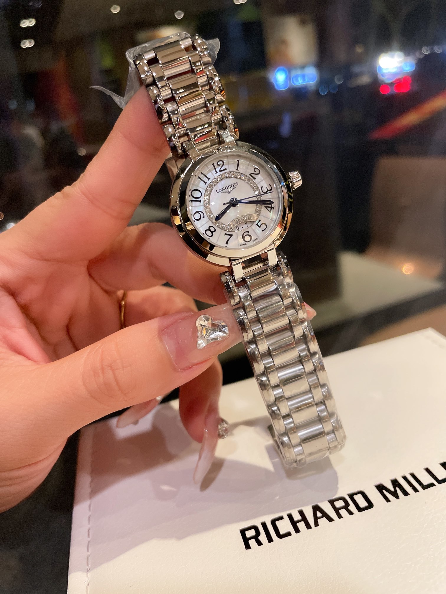 L0  浪琴  Longines  爆款浪琴 Longines  心月系列石英表手表女简约气质 腕表底盖-吊牌-保卡 1:1品质 超高性价比、真月相机芯：进口石英机芯 走时准确玻璃：抗磨损合成双卜蓝宝石数据同步正品表壳：316精钢圆形、3件套表壳字面：罗马面、A级深海珍珠贝壳 表带：精钢表链搭配原装三折式表扣。 进口小牛皮表带表壳尺寸：宽度 30.5mm