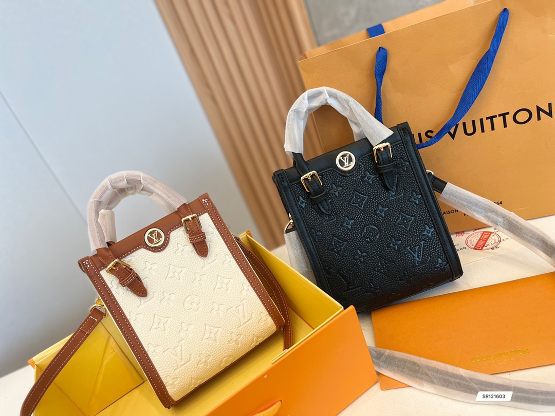J5  Louis Vuitton 路易威登 LV 琴谱包 今年竖款的mini购物袋也太流行了这个琴谱包也巨美呀我真的太喜欢这种复古风格了~ 超可爱一眼心动 包包容量不是很大 但是日常的手机粉饼 车钥匙 门钥匙 纸巾这些都可以同时容纳的 万能百搭 不同风格都可以hold住 风衣搭配巨好看尺寸 16 19