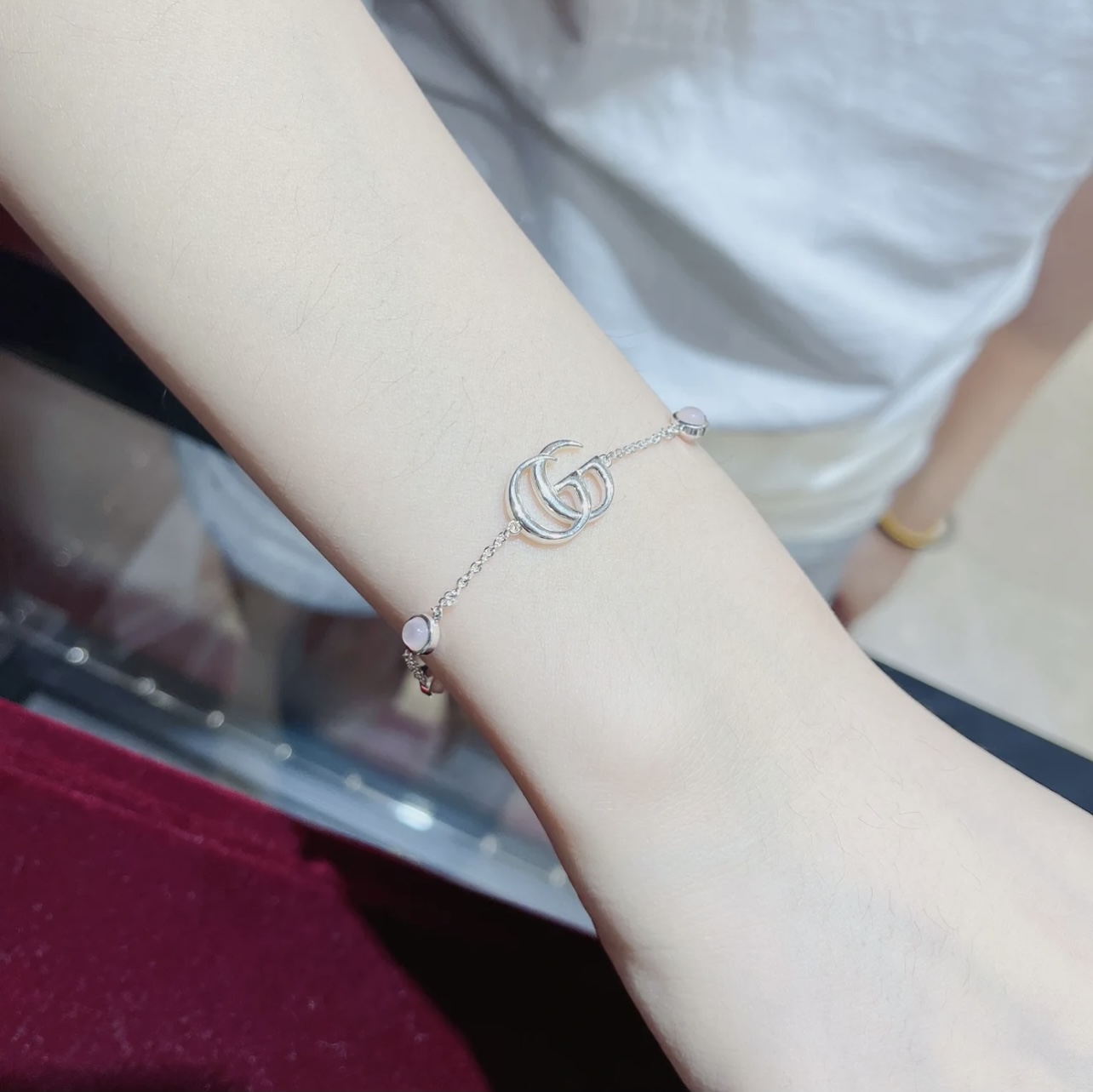 Gucci ダブルG シルバー ブレスレット 花のチャーム付き