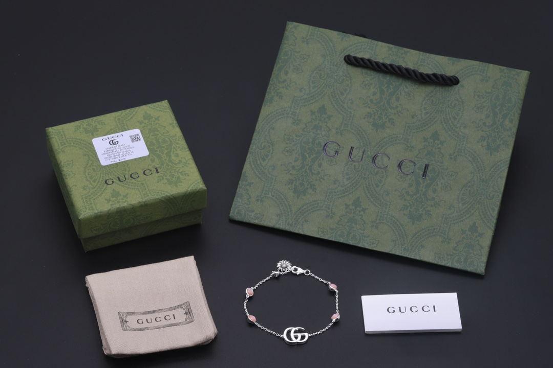 Gucci ダブルG シルバー ブレスレット 花のチャーム付き