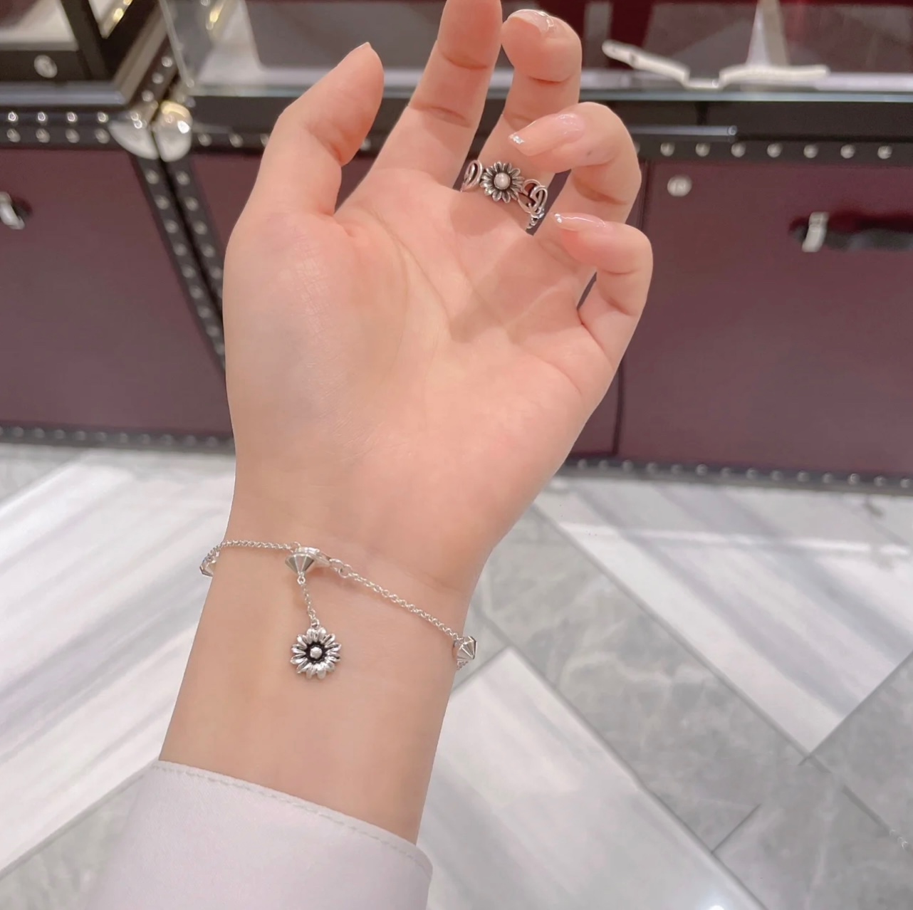 Gucci ダブルG シルバー ブレスレット 花のチャーム付き