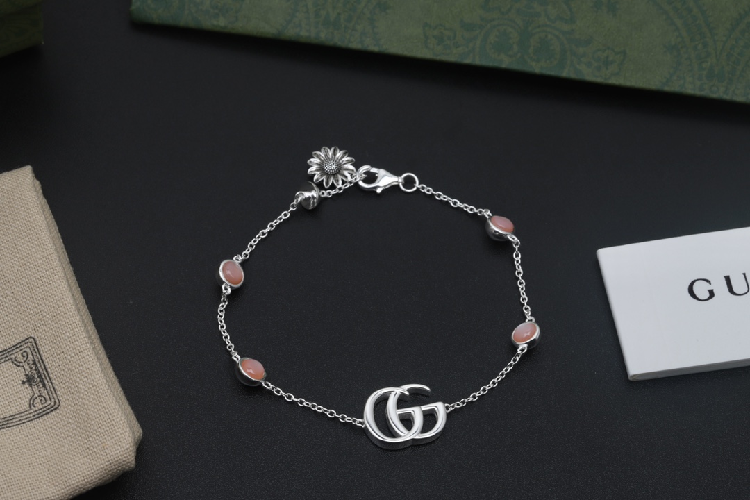 Gucci ダブルG シルバー ブレスレット 花のチャーム付き