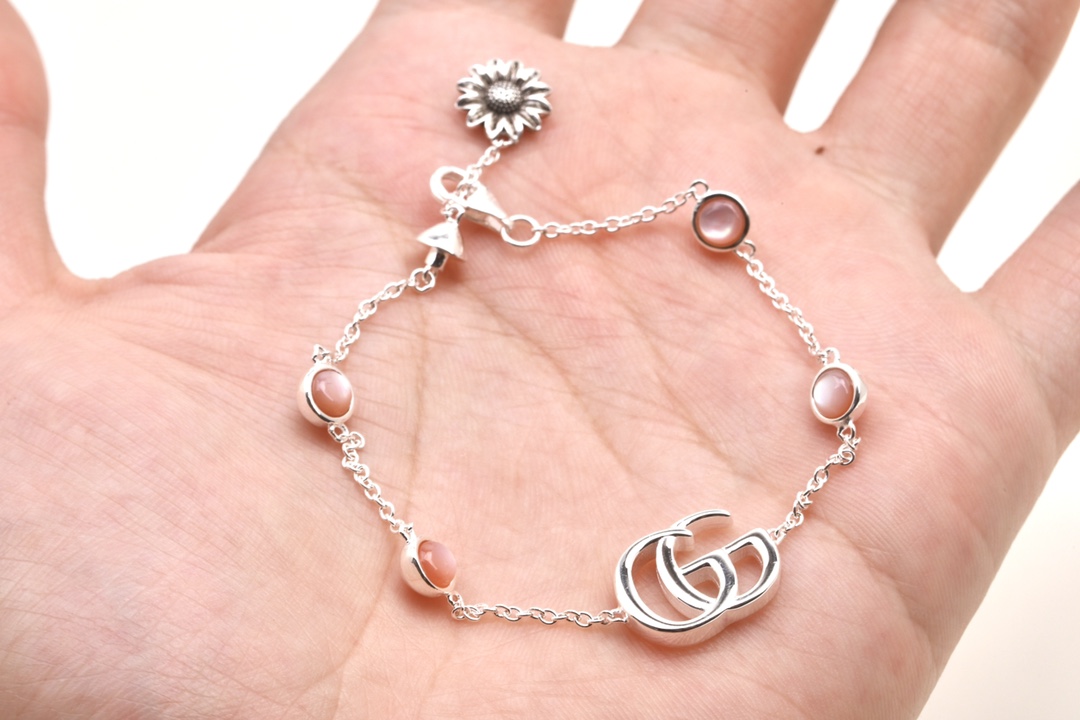 Gucci ダブルG シルバー ブレスレット 花のチャーム付き